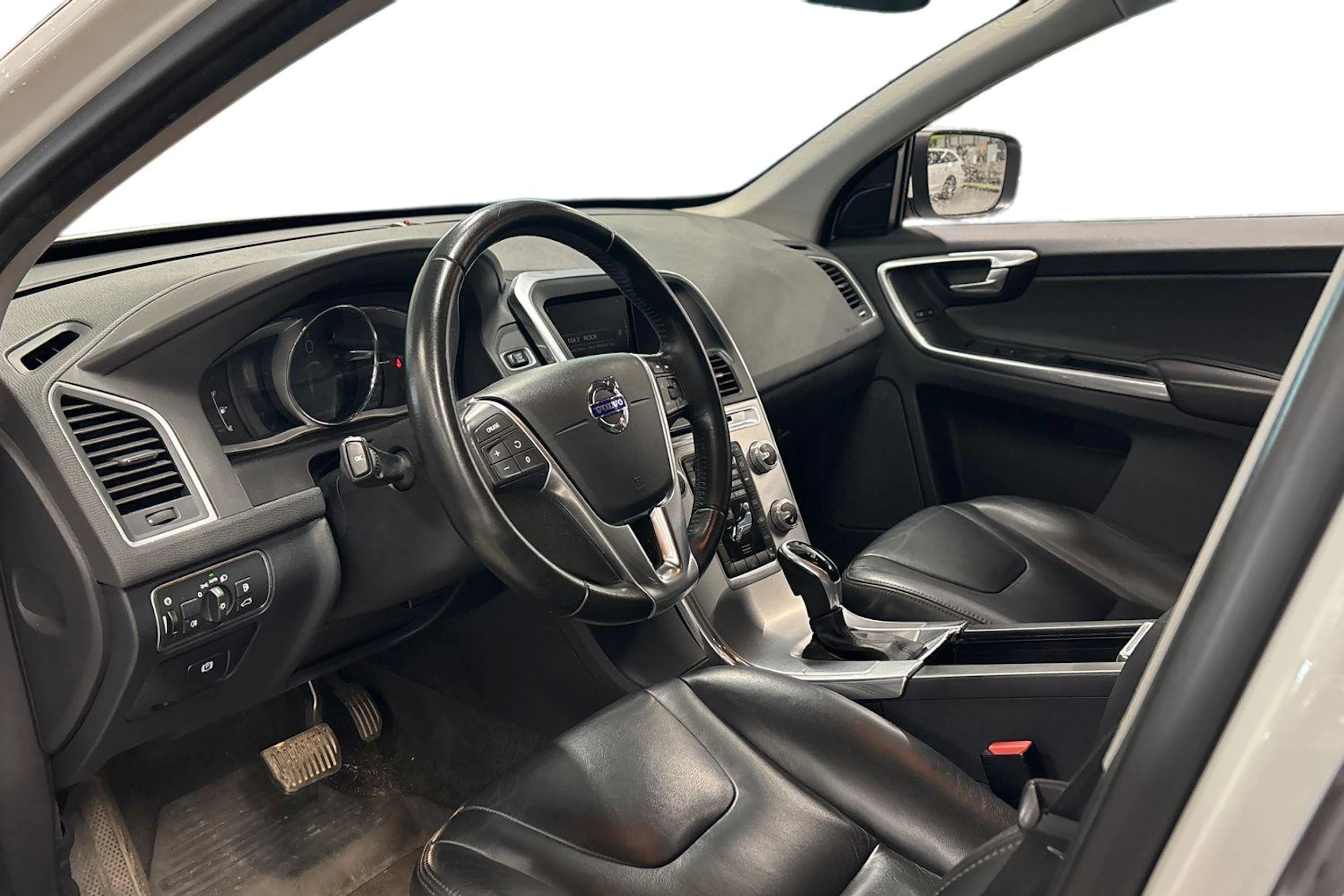 valkoinen Volvo XC60 2017 kuva 3.