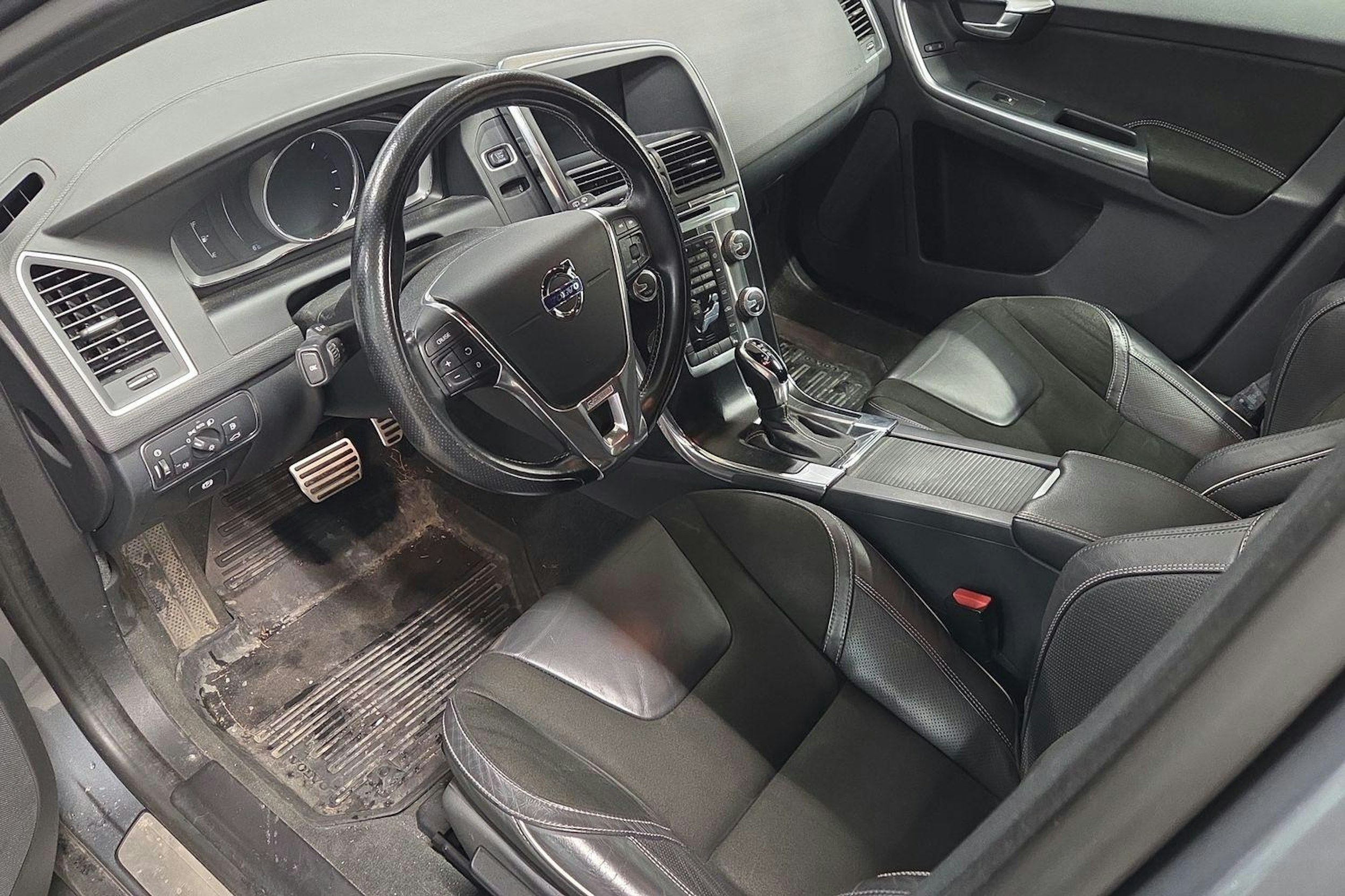 harmaa Volvo XC60 2017 kuva 3.