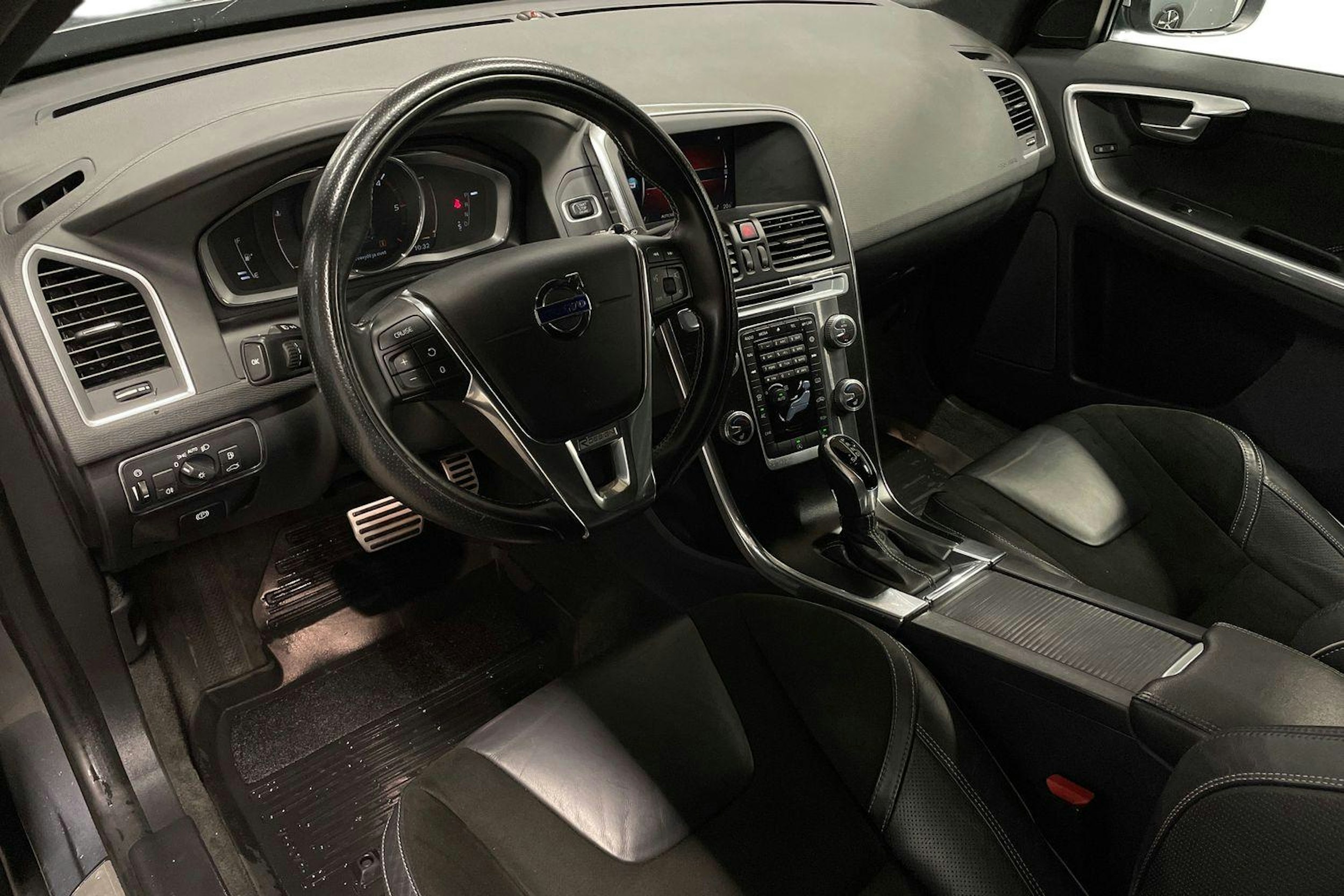 harmaa Volvo XC60 2017 kuva 7.