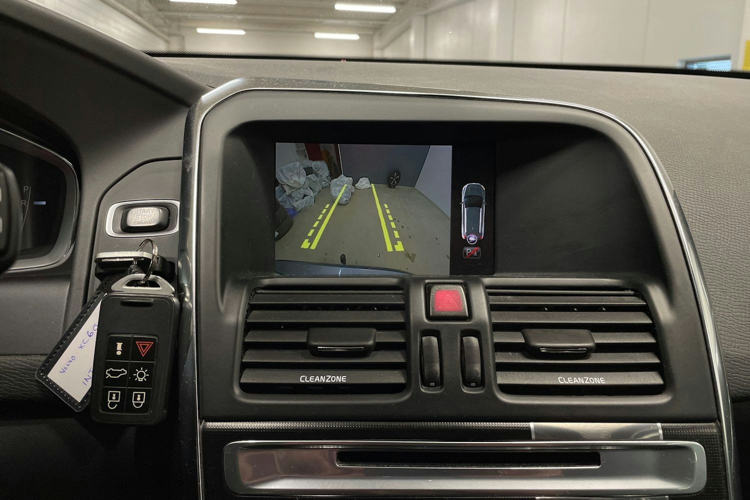 harmaa Volvo XC60 2017 kuva 19.