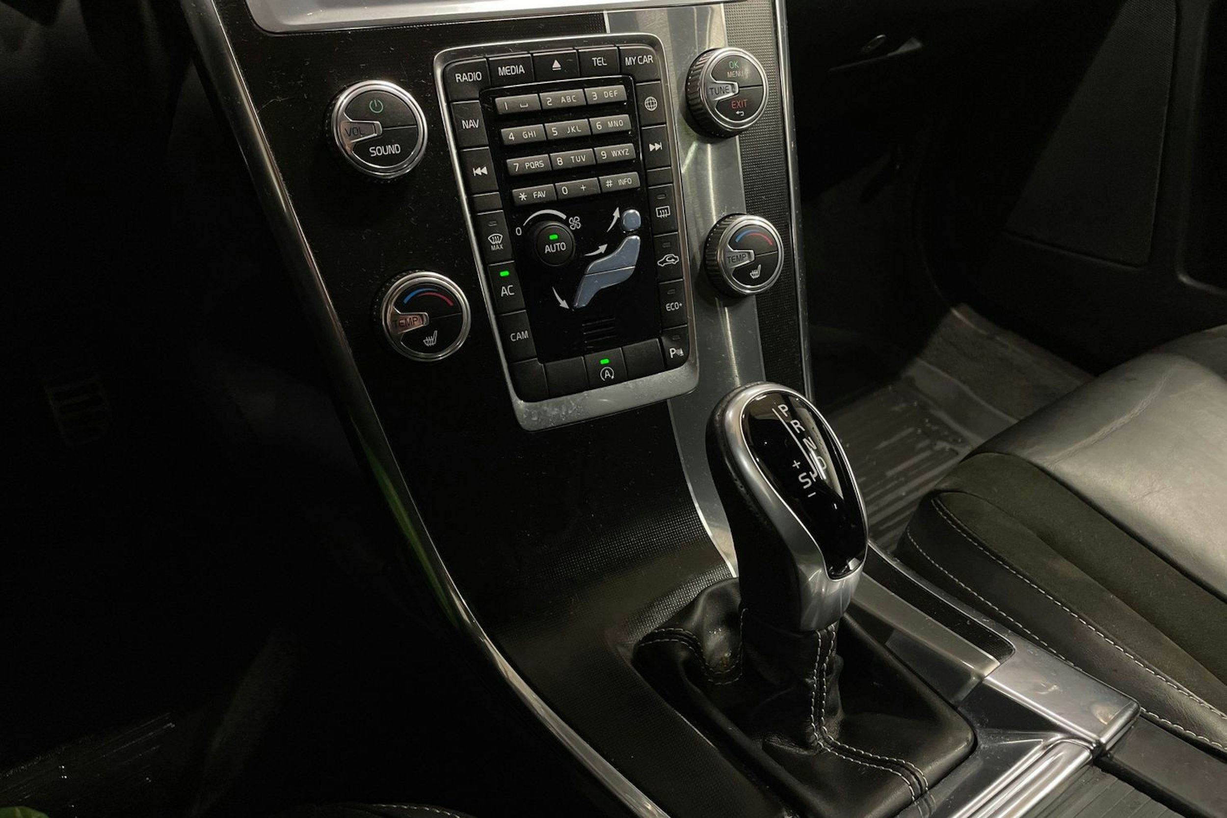 harmaa Volvo XC60 2017 kuva 20.