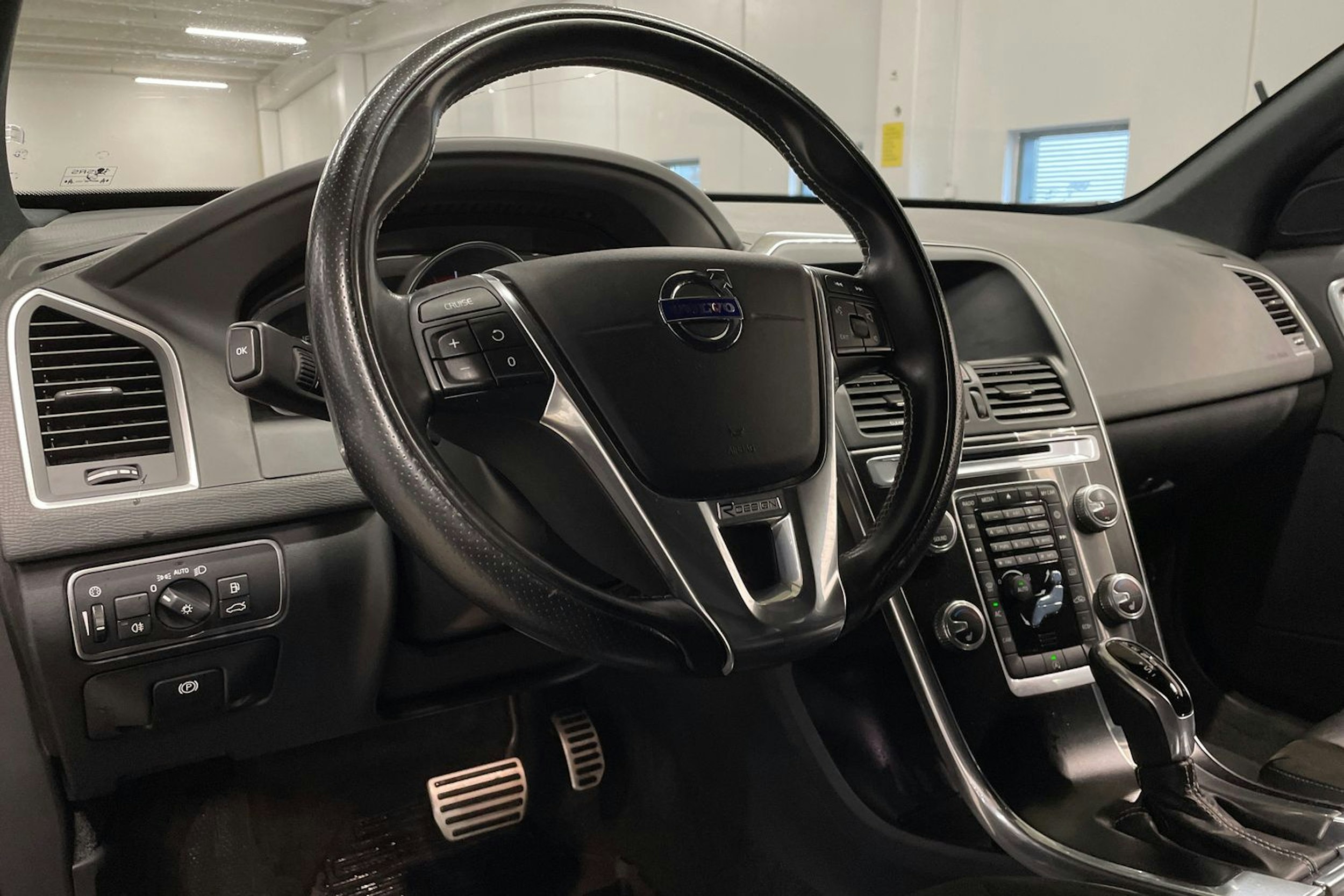 harmaa Volvo XC60 2017 kuva 24.