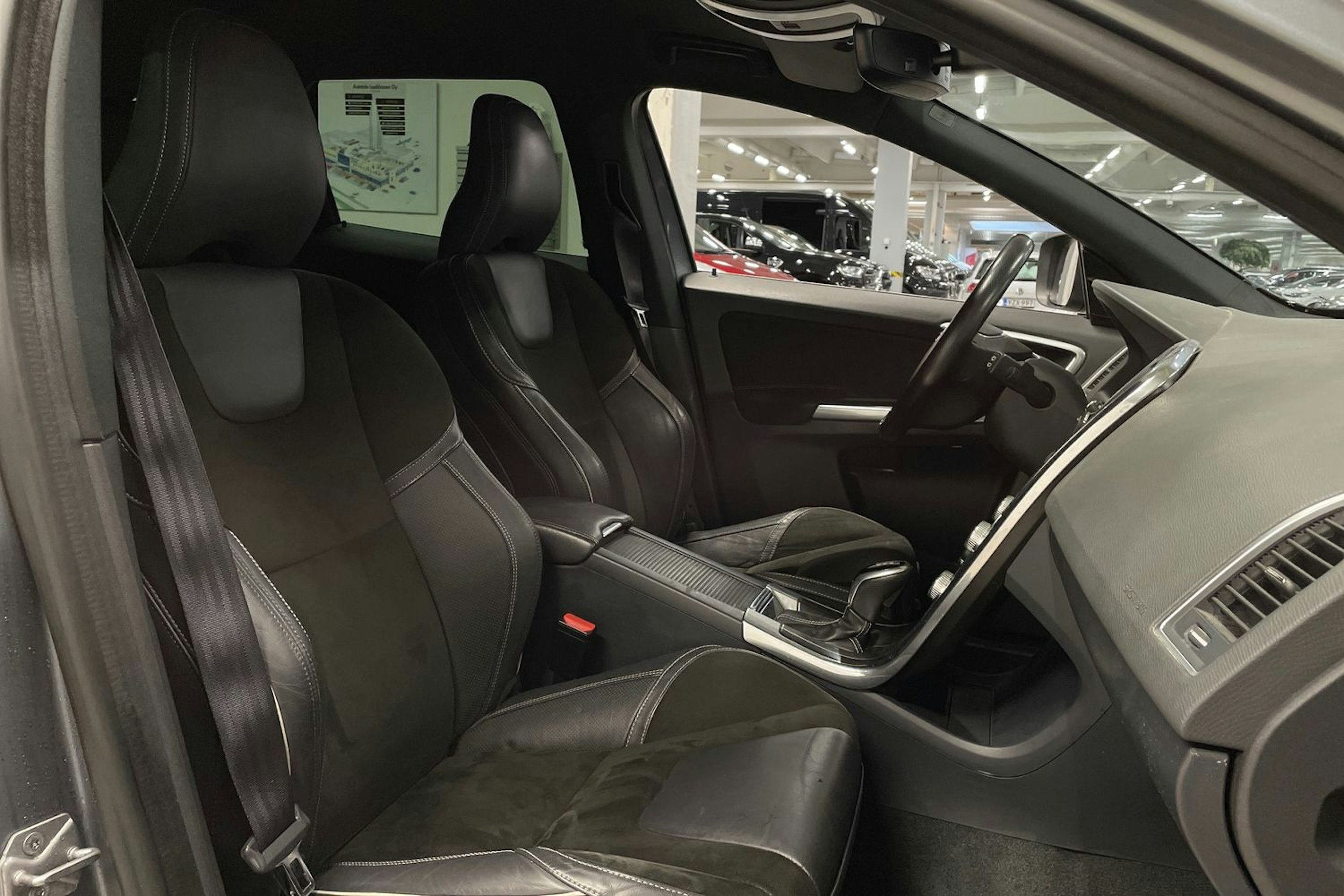 harmaa Volvo XC60 2017 kuva 25.