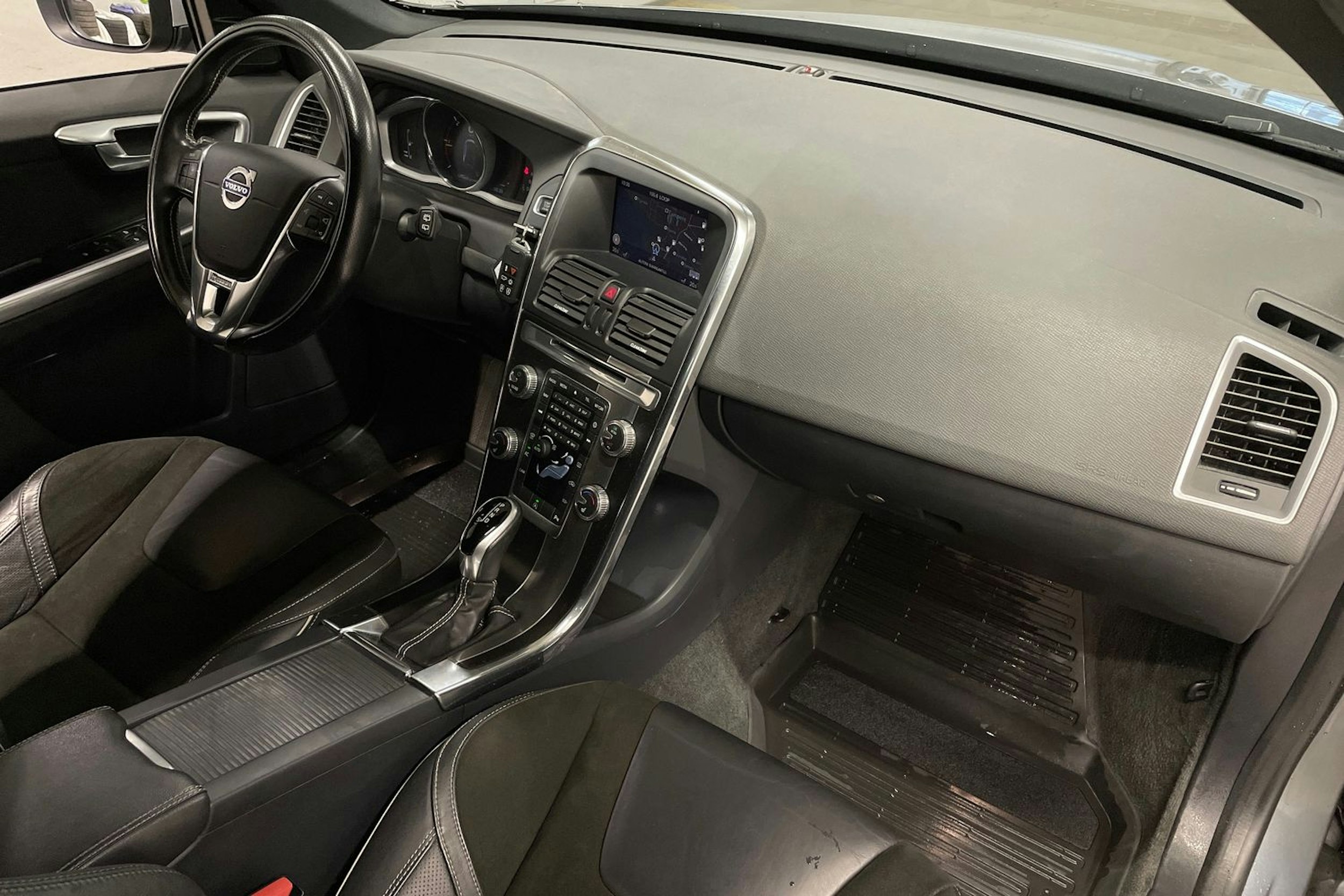 harmaa Volvo XC60 2017 kuva 26.