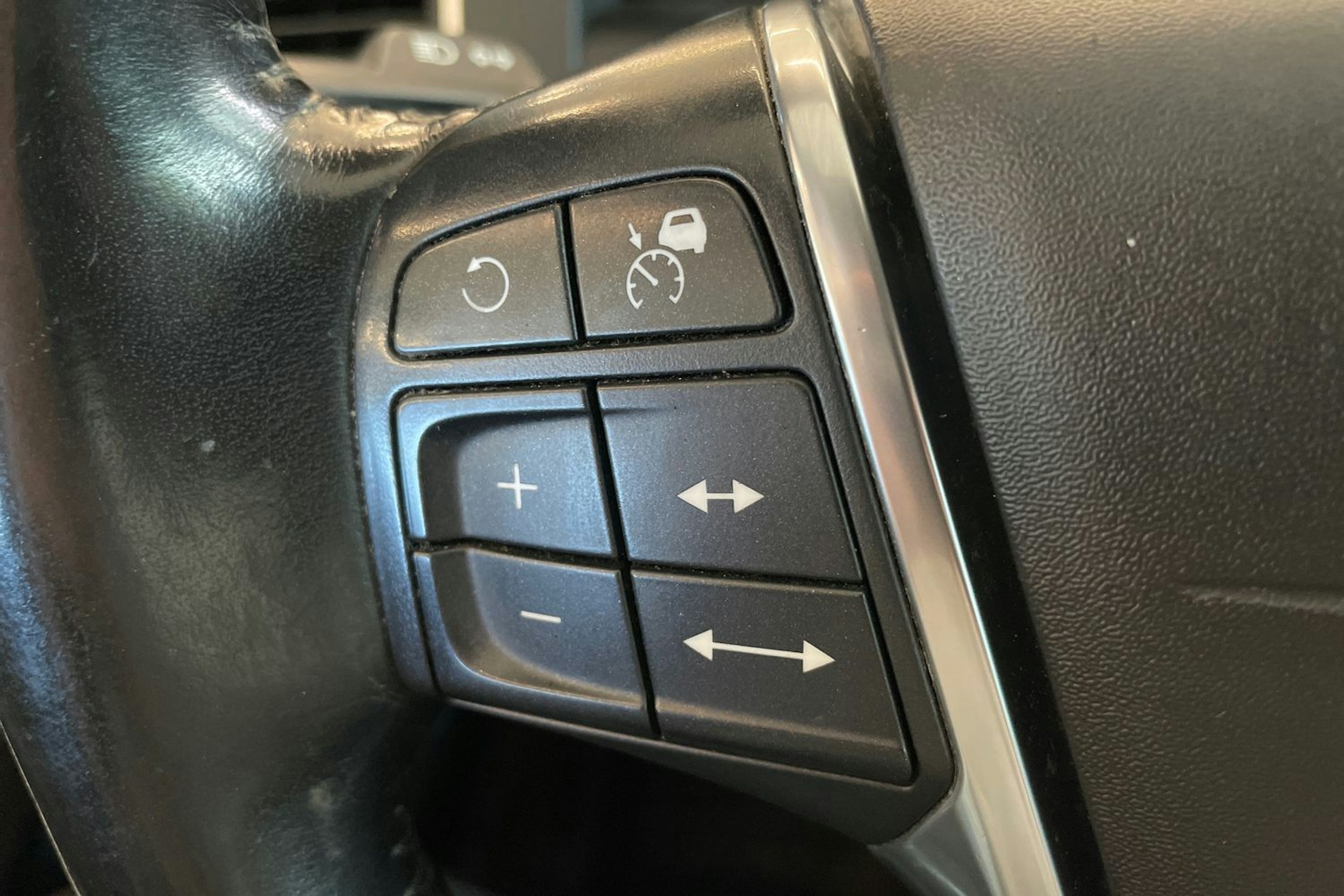 Musta Volvo XC60 2017 kuva 17.