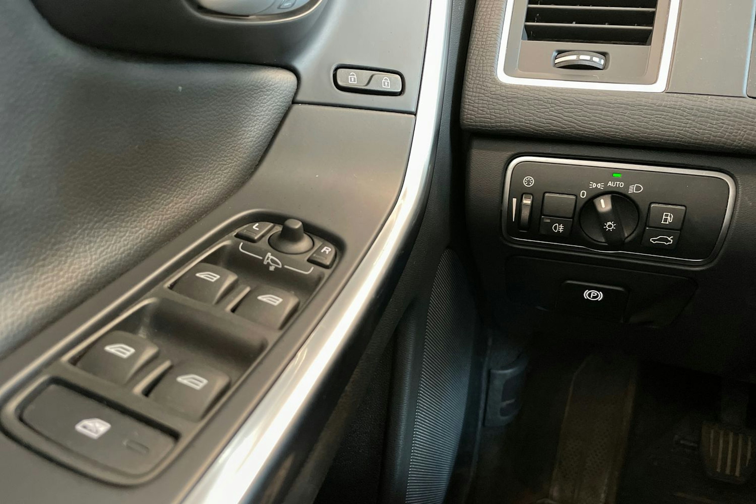 Musta Volvo XC60 2017 kuva 21.