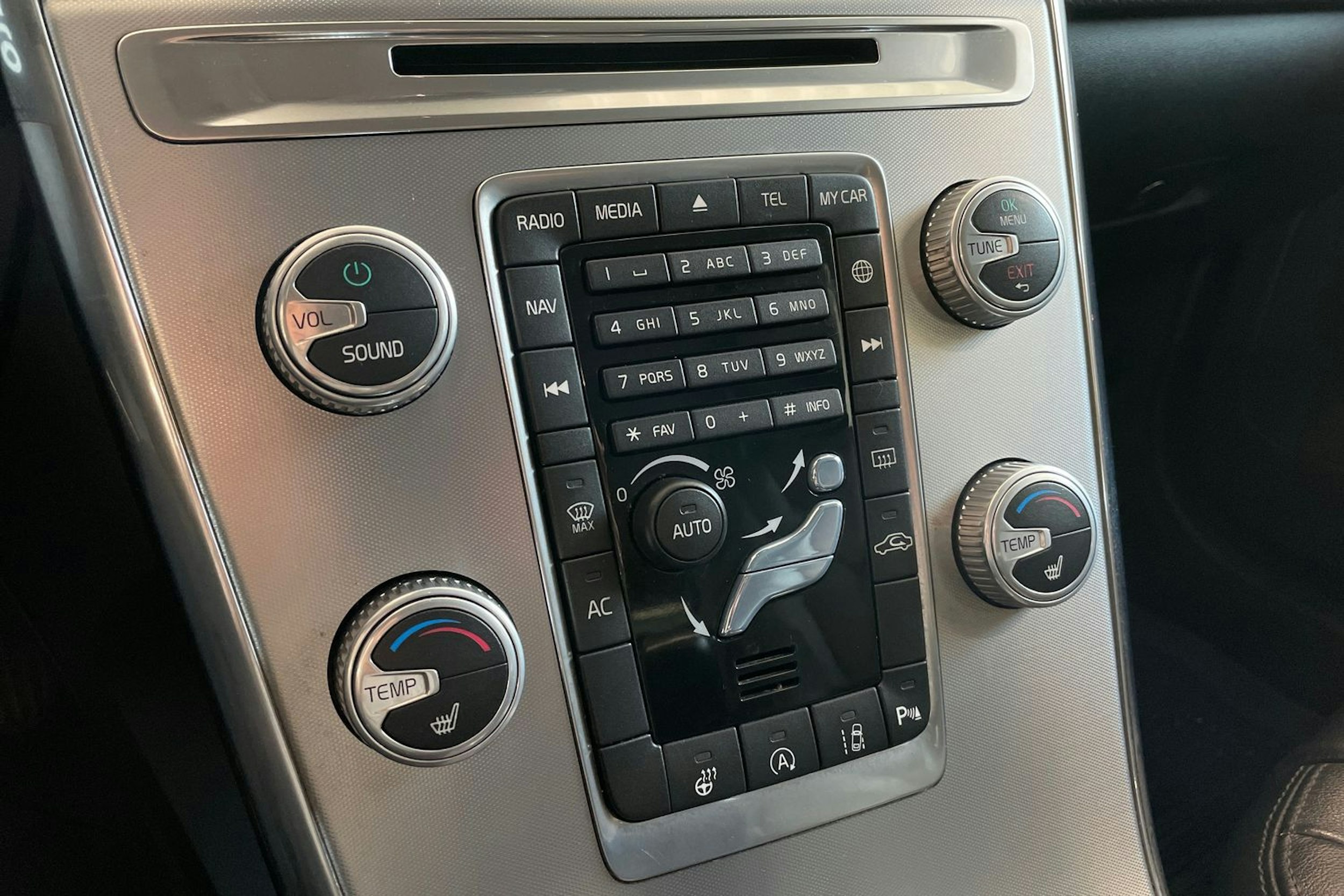 Musta Volvo XC60 2017 kuva 22.