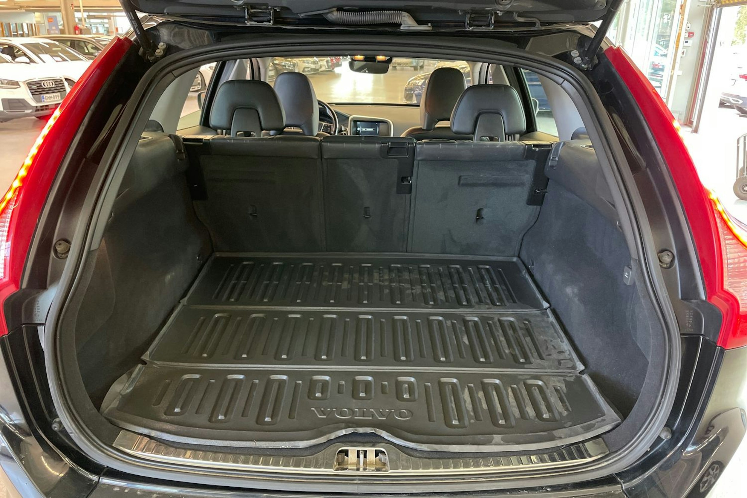 Musta Volvo XC60 2017 kuva 31.