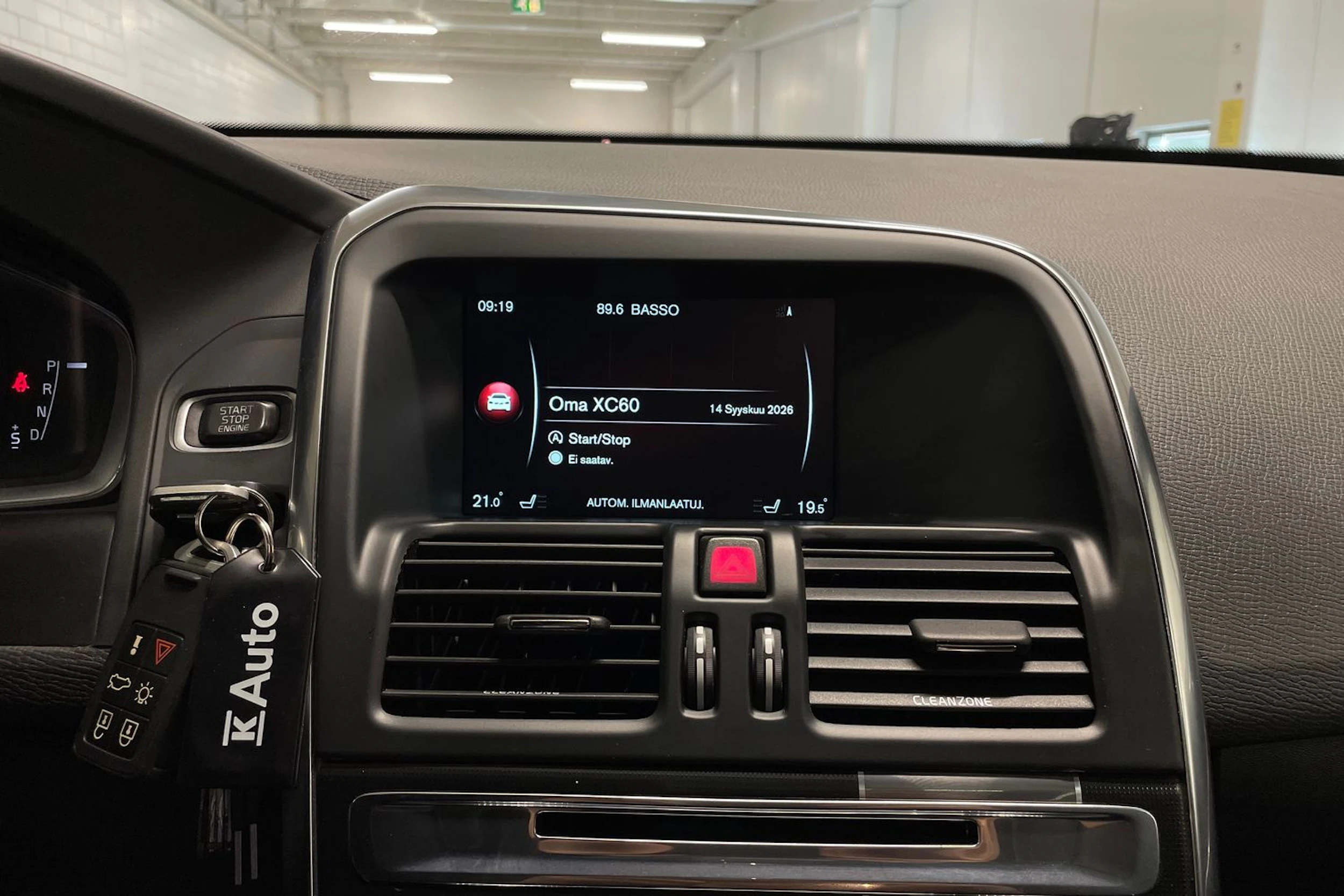 met. harmaa Volvo XC60 2017 kuva 14.