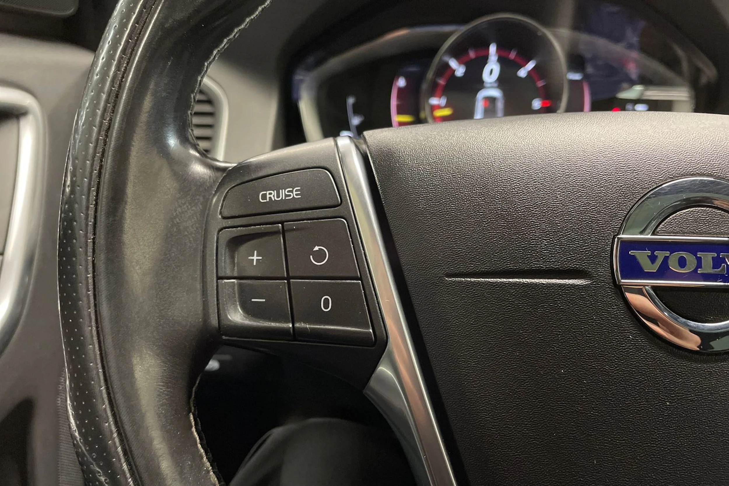 met. harmaa Volvo XC60 2017 kuva 18.