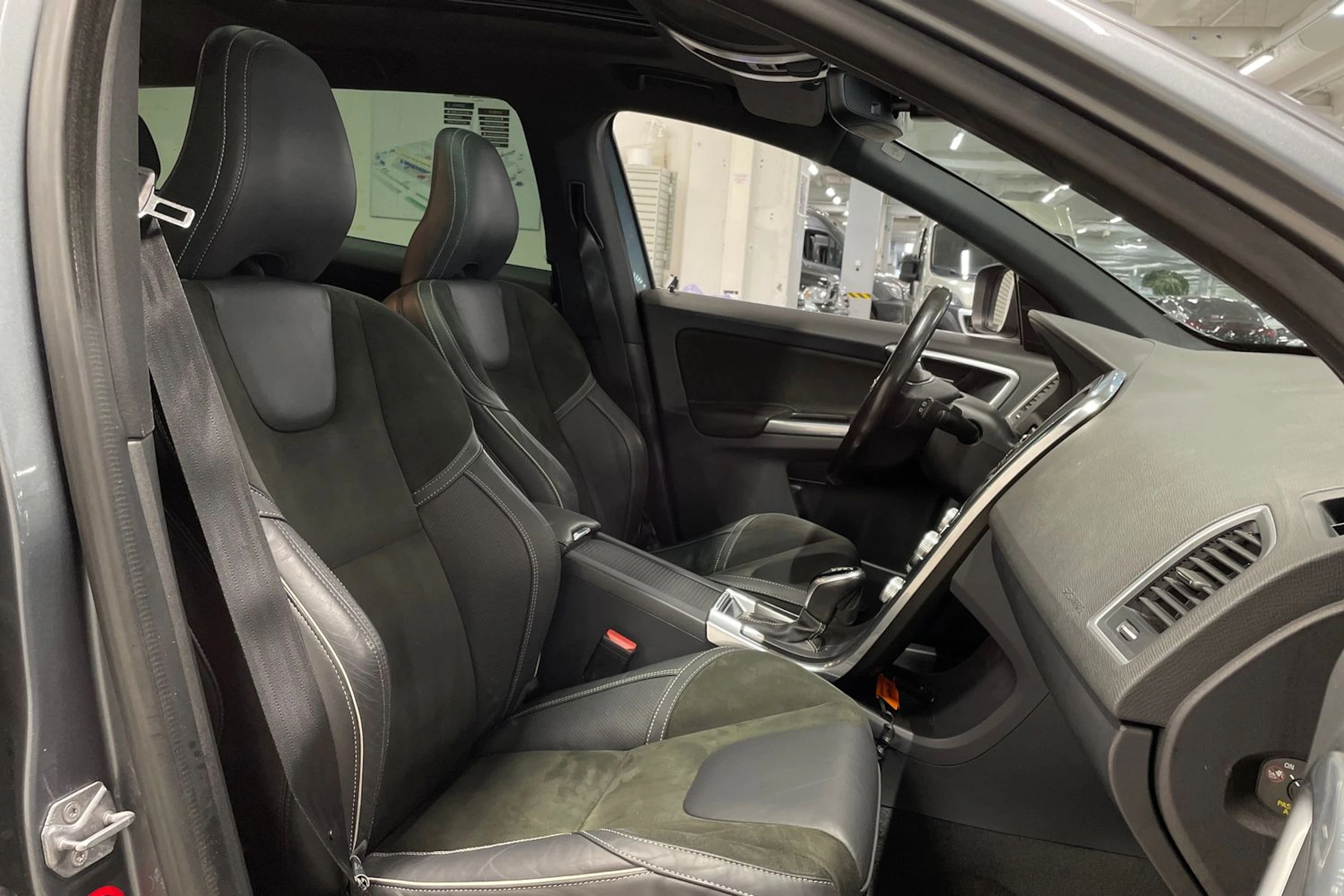 met. harmaa Volvo XC60 2017 kuva 22.