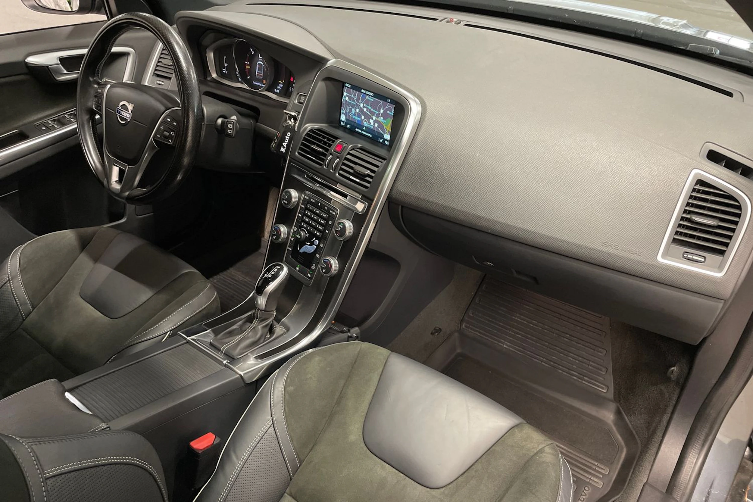 met. harmaa Volvo XC60 2017 kuva 23.