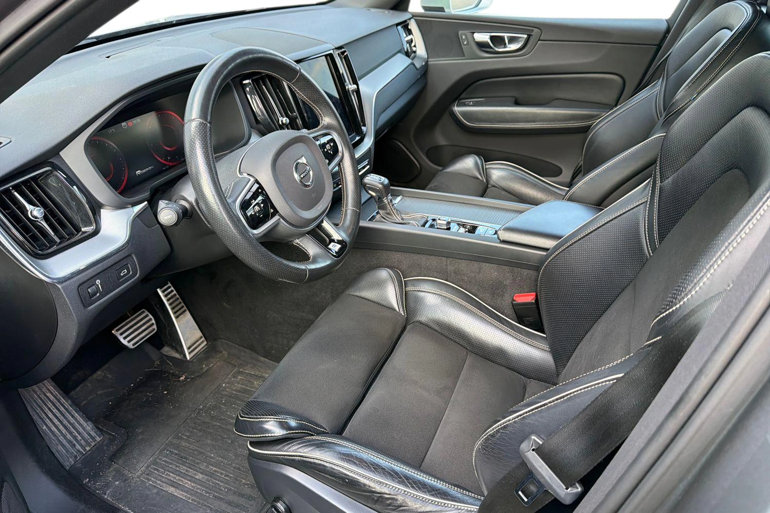 harmaa Volvo XC60 2017 kuva 3.