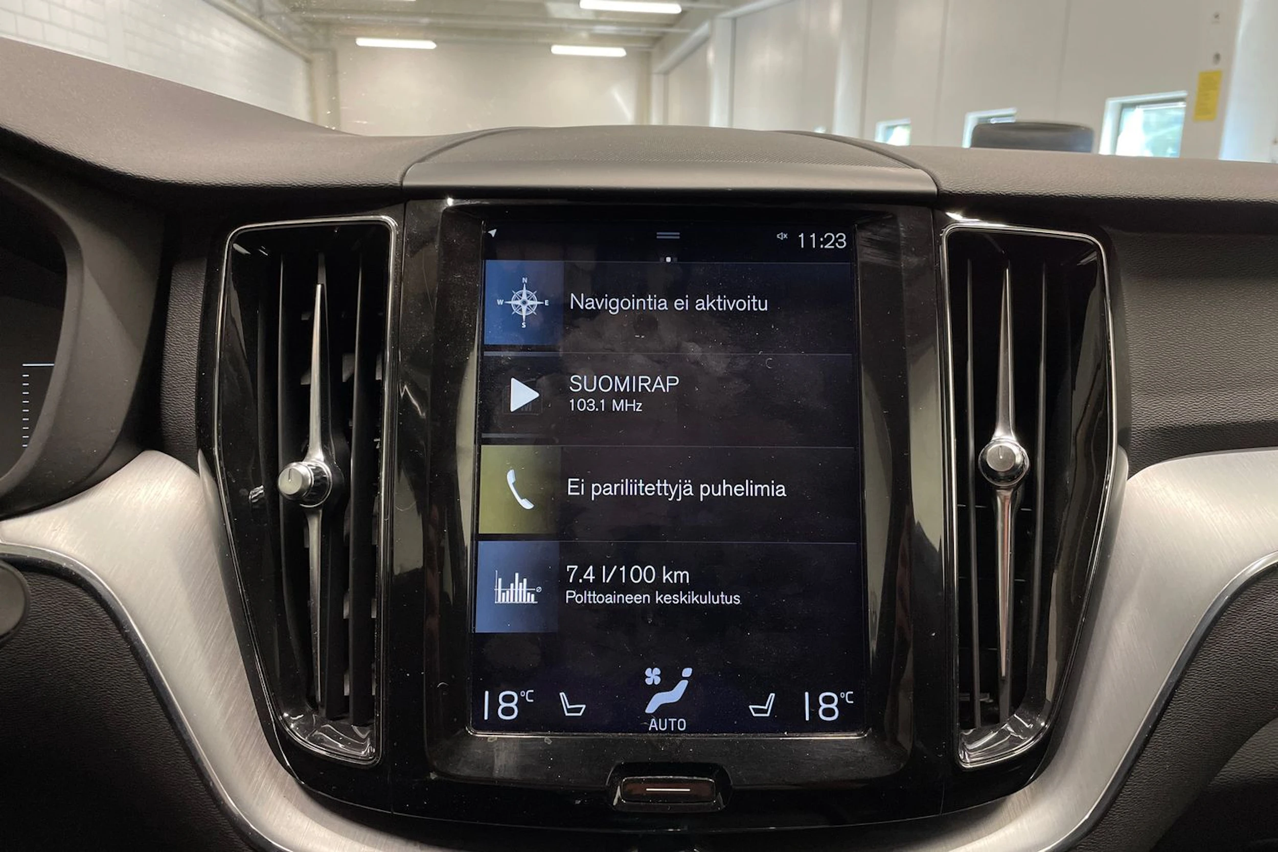 musta Volvo XC60 2017 kuva 14.