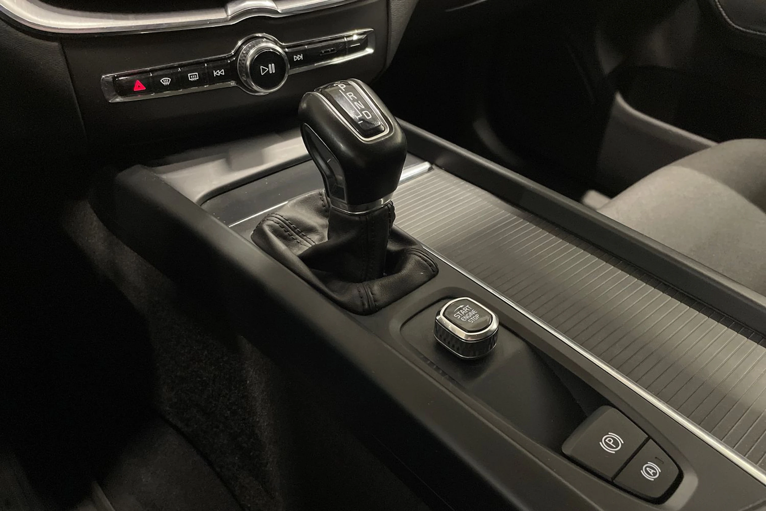 musta Volvo XC60 2017 kuva 17.