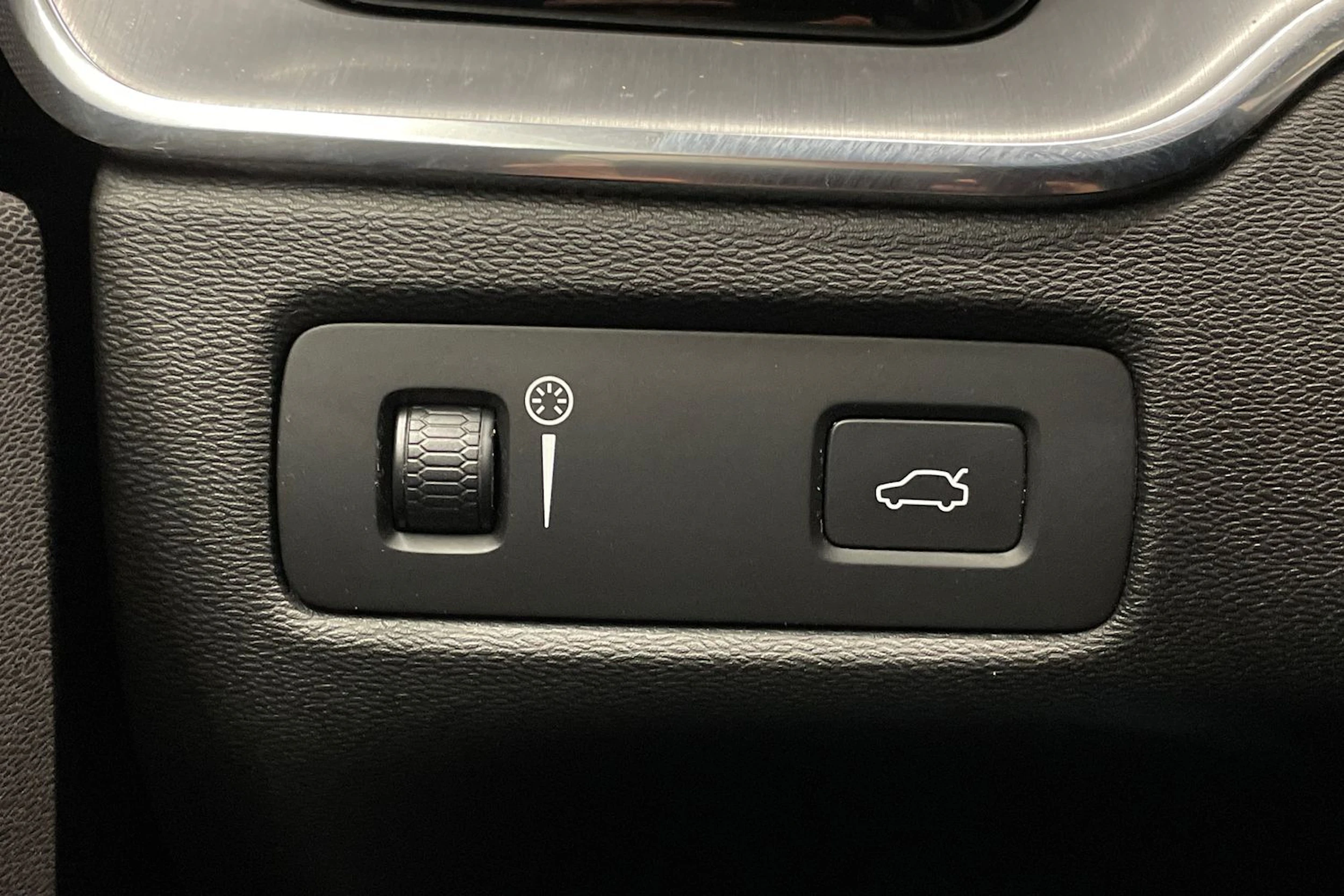 musta Volvo XC60 2017 kuva 18.