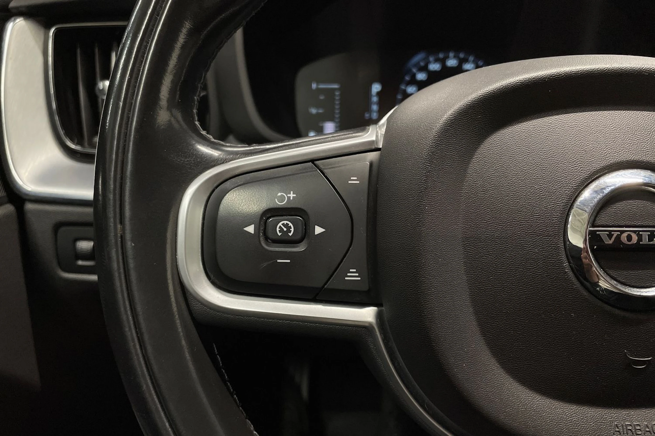 musta Volvo XC60 2017 kuva 19.