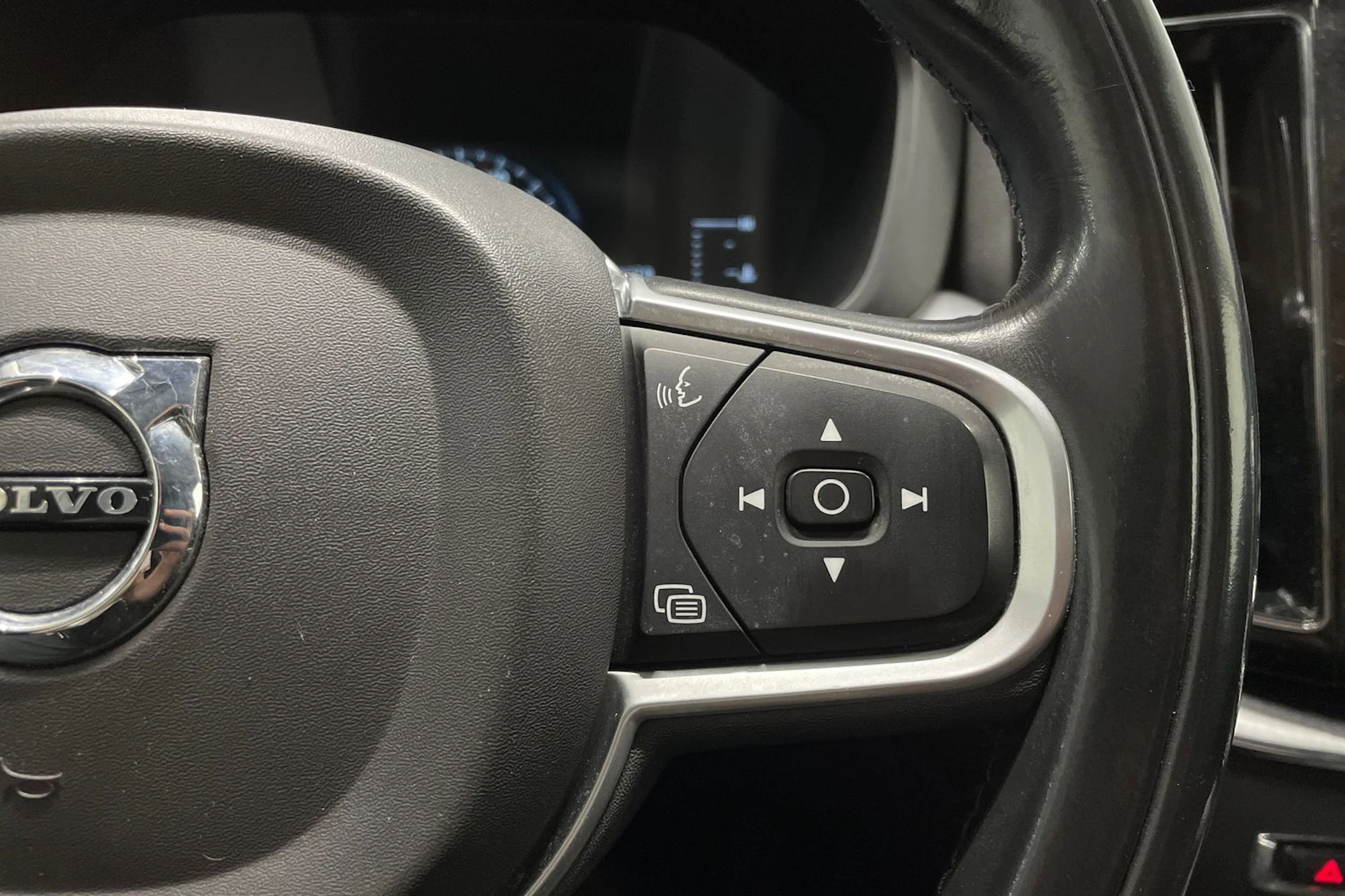 musta Volvo XC60 2017 kuva 20.