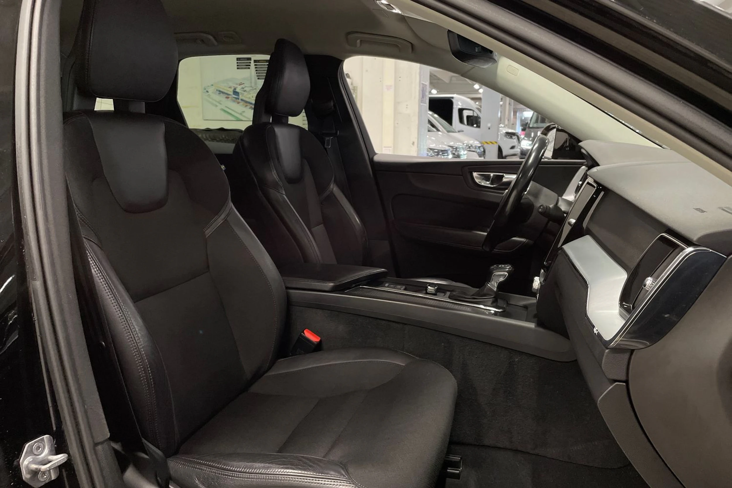 musta Volvo XC60 2017 kuva 23.