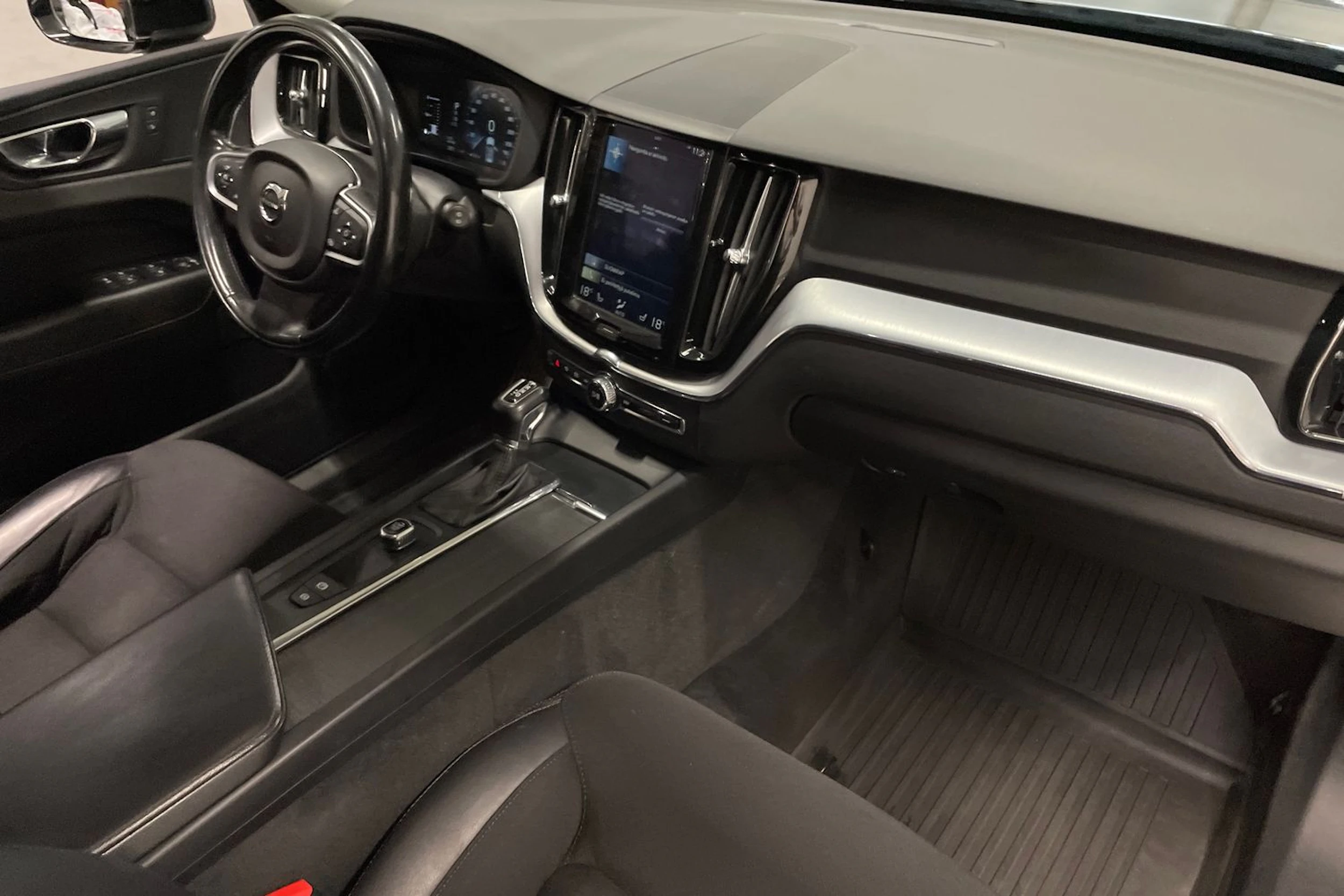 musta Volvo XC60 2017 kuva 24.