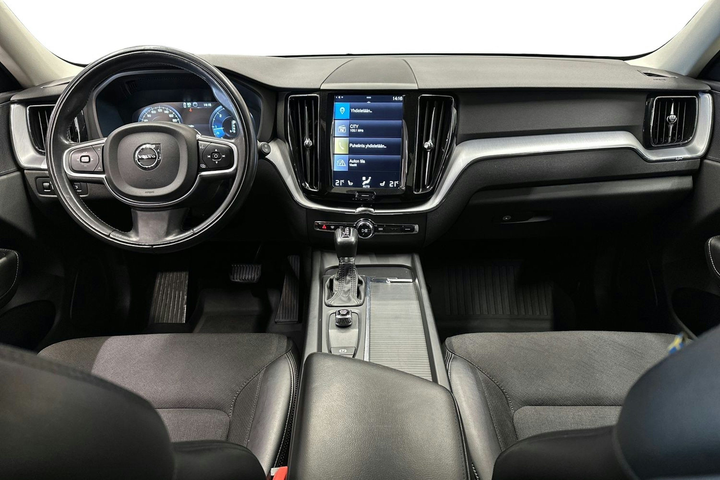 valkoinen Volvo XC60 2017 kuva 7.