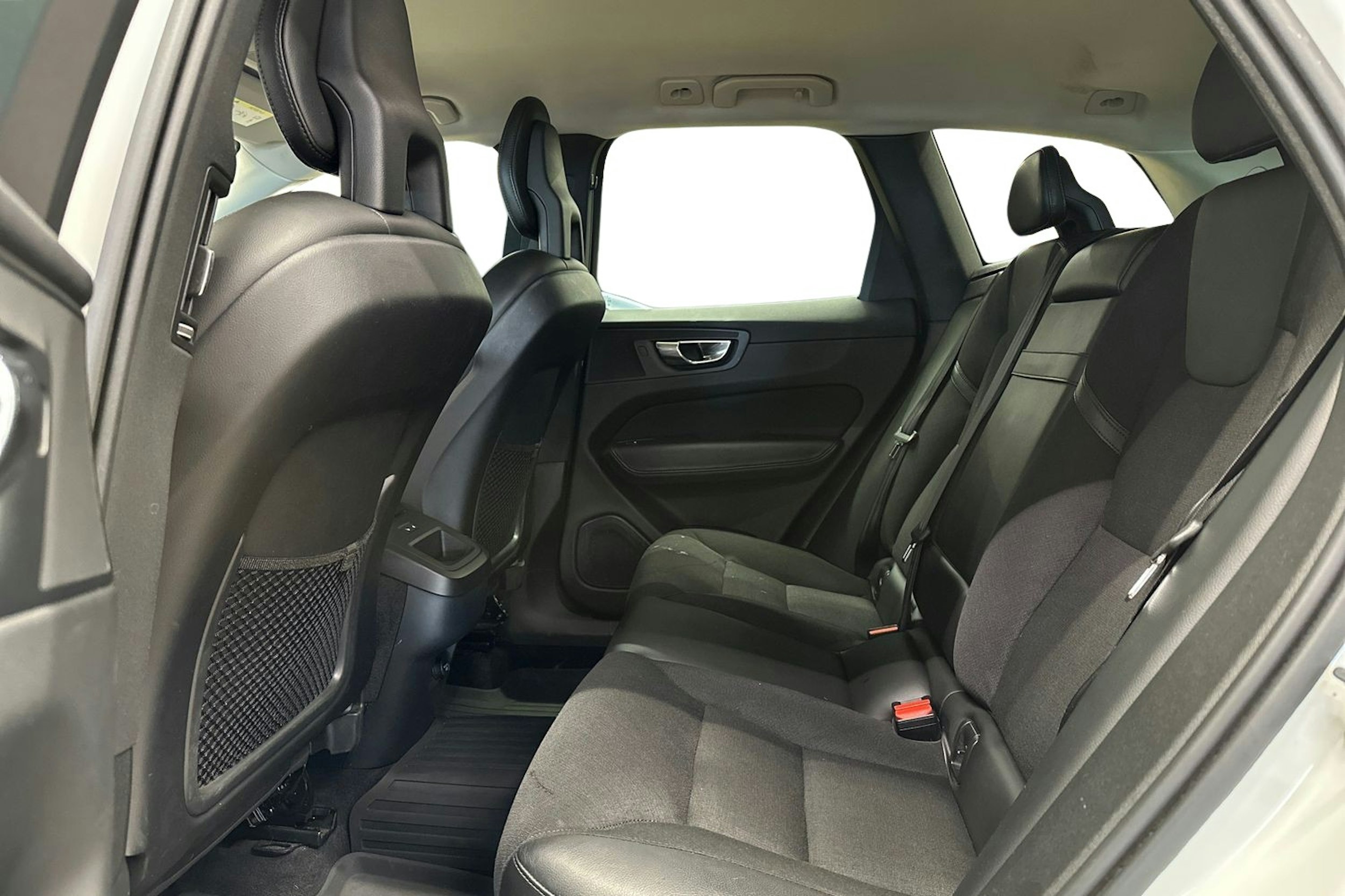 valkoinen Volvo XC60 2017 kuva 8.