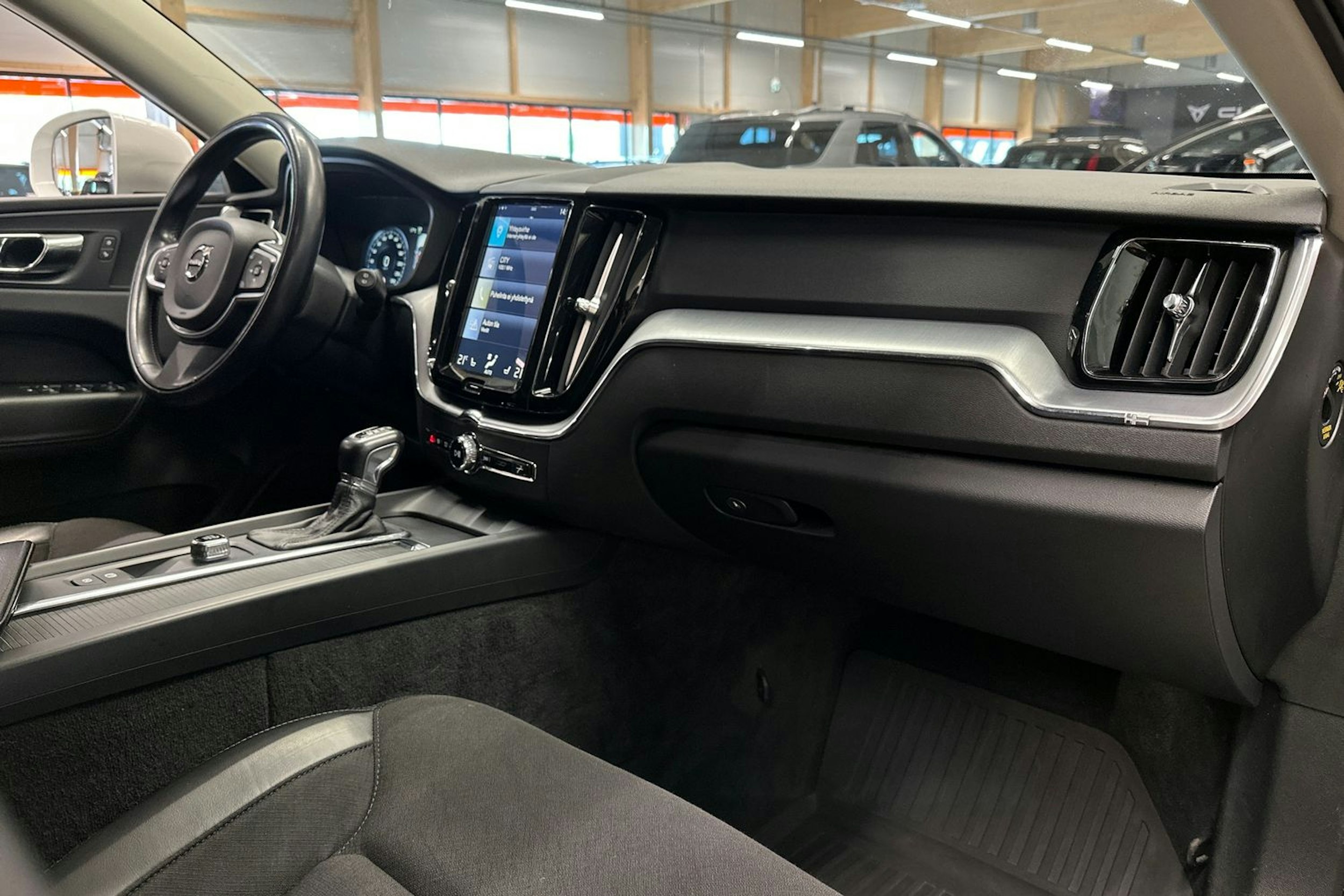 valkoinen Volvo XC60 2017 kuva 11.
