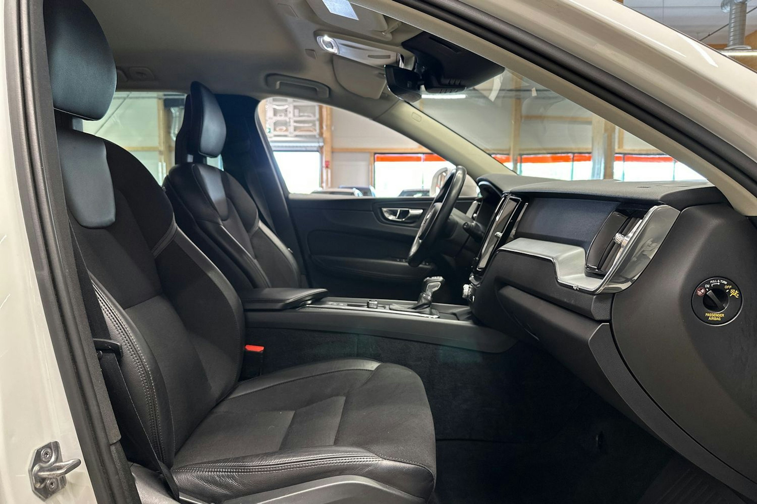 valkoinen Volvo XC60 2017 kuva 12.