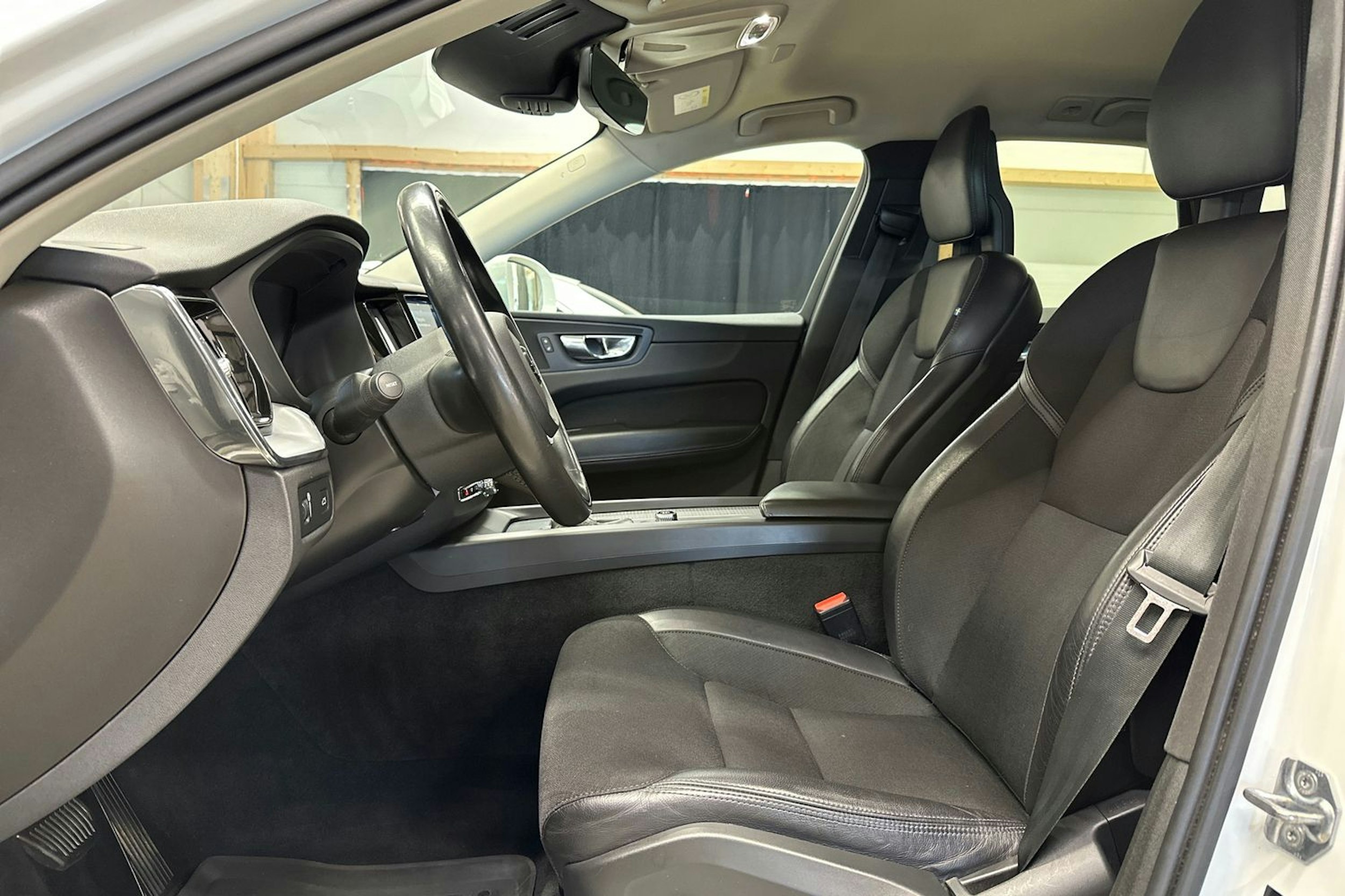 valkoinen Volvo XC60 2017 kuva 13.