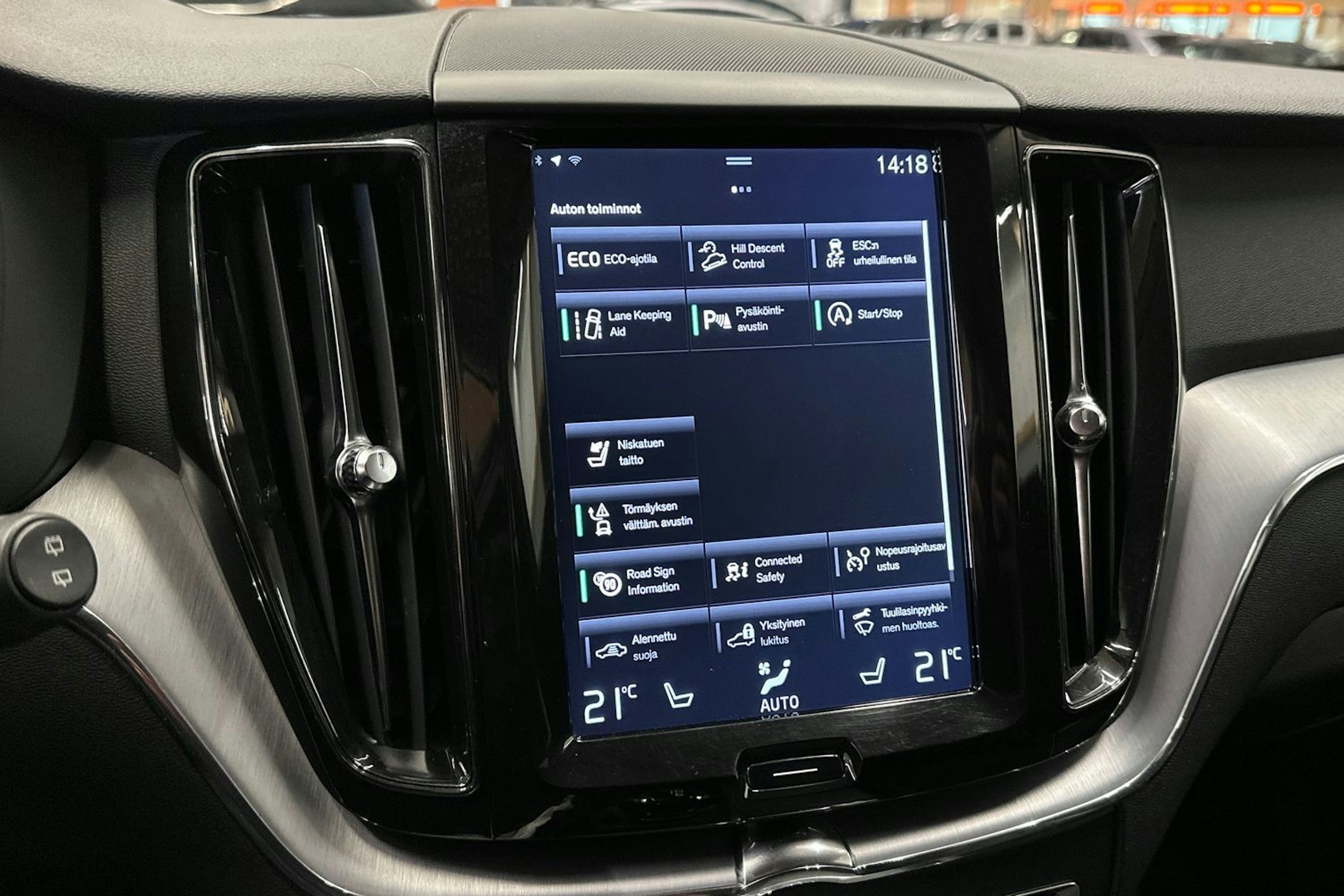 valkoinen Volvo XC60 2017 kuva 15.