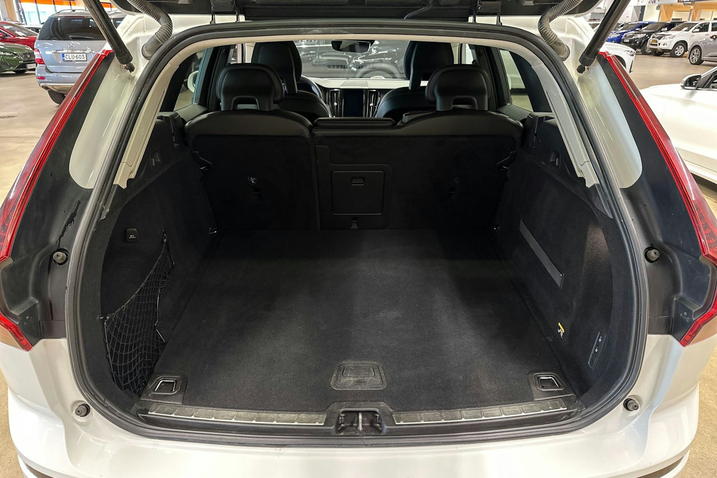 valkoinen Volvo XC60 2017 kuva 22.