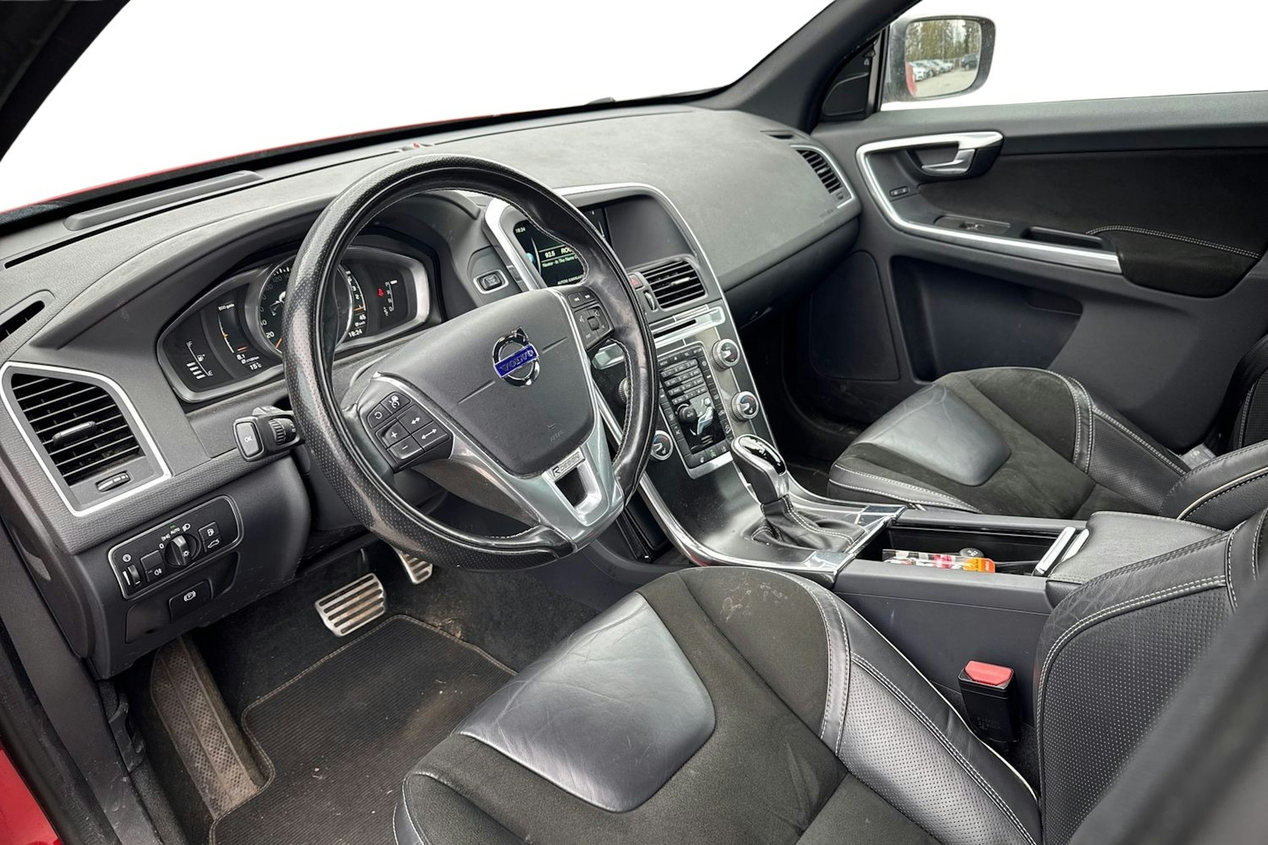 punainen Volvo XC60 2017 kuva 3.