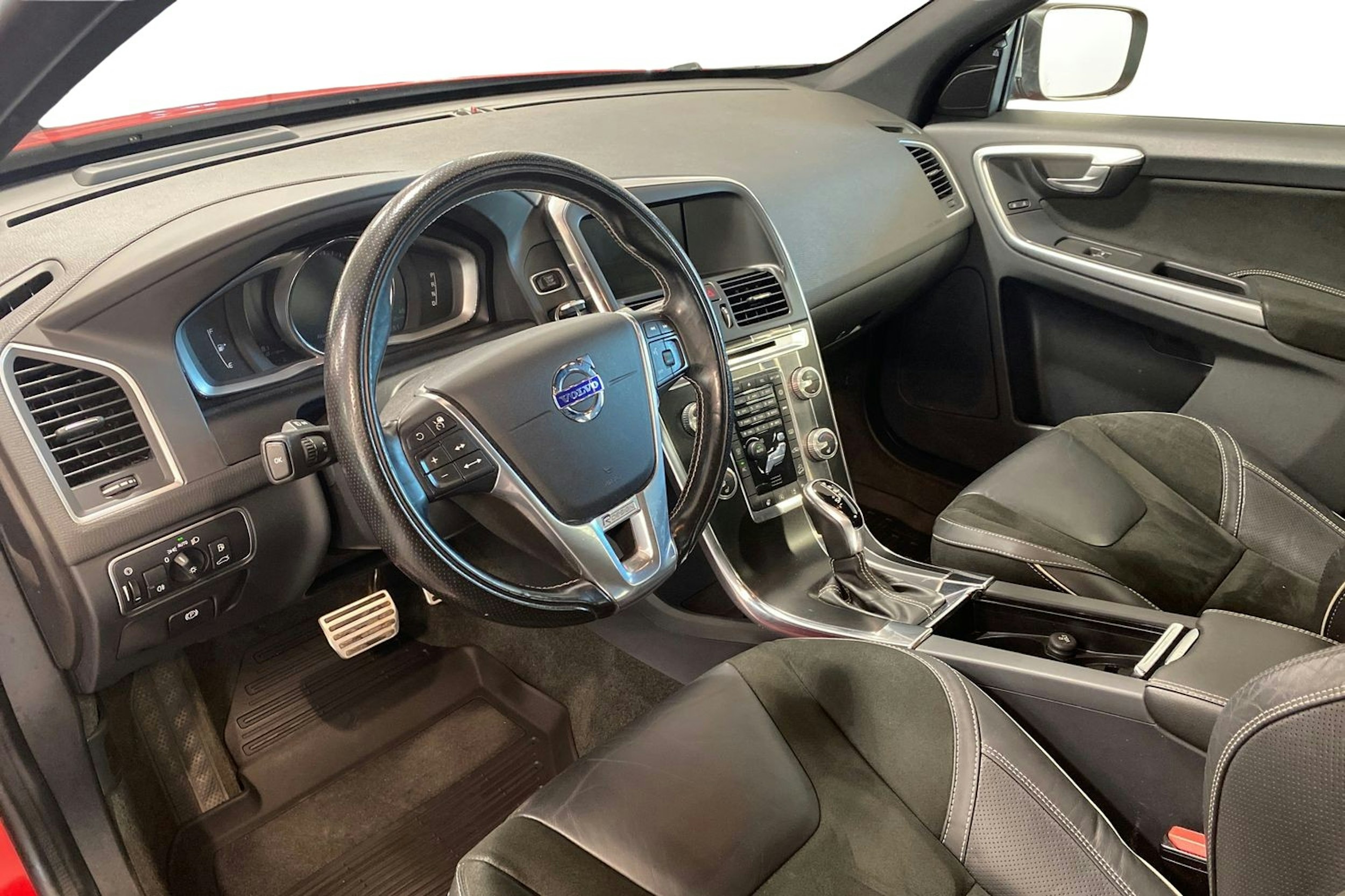 punainen Volvo XC60 2017 kuva 7.