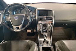 punainen Volvo XC60 2017 kuva 9.