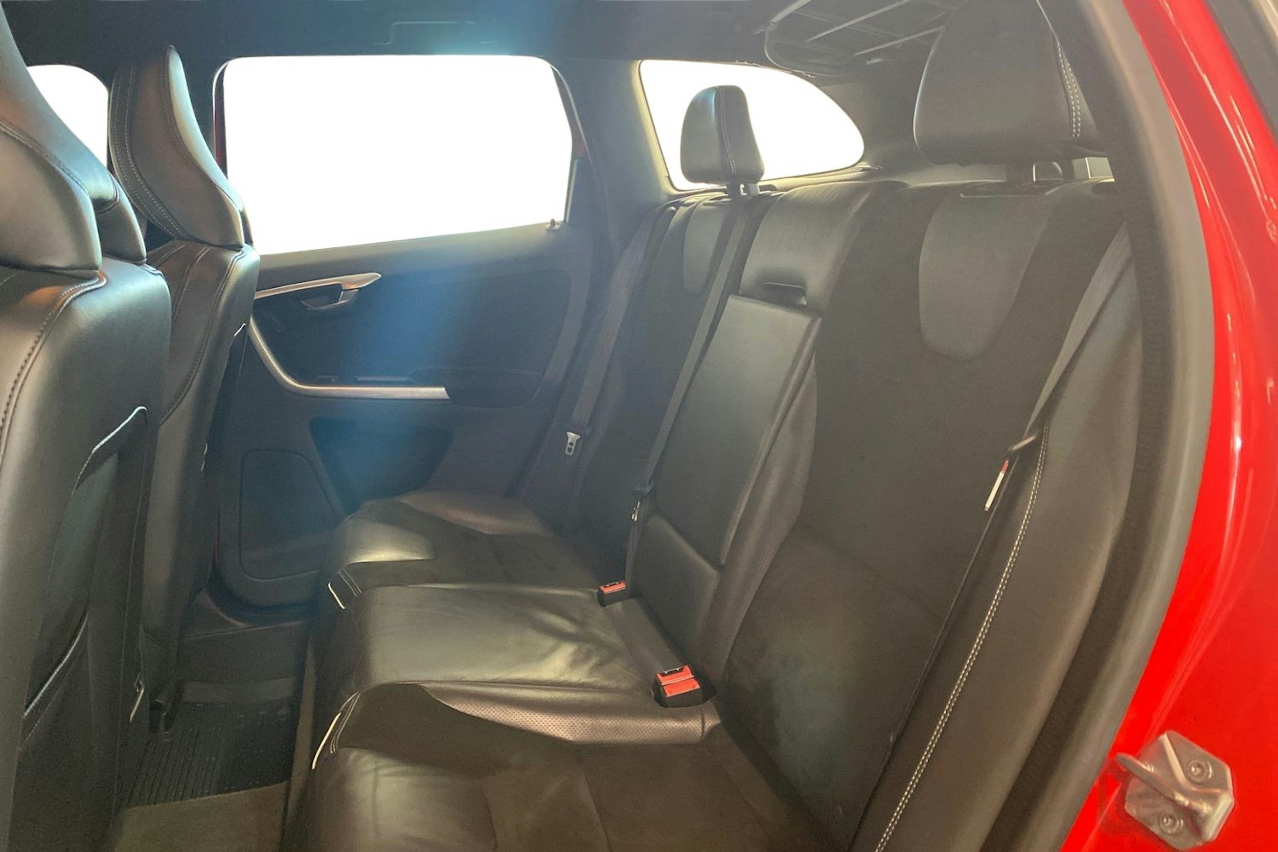 punainen Volvo XC60 2017 kuva 10.