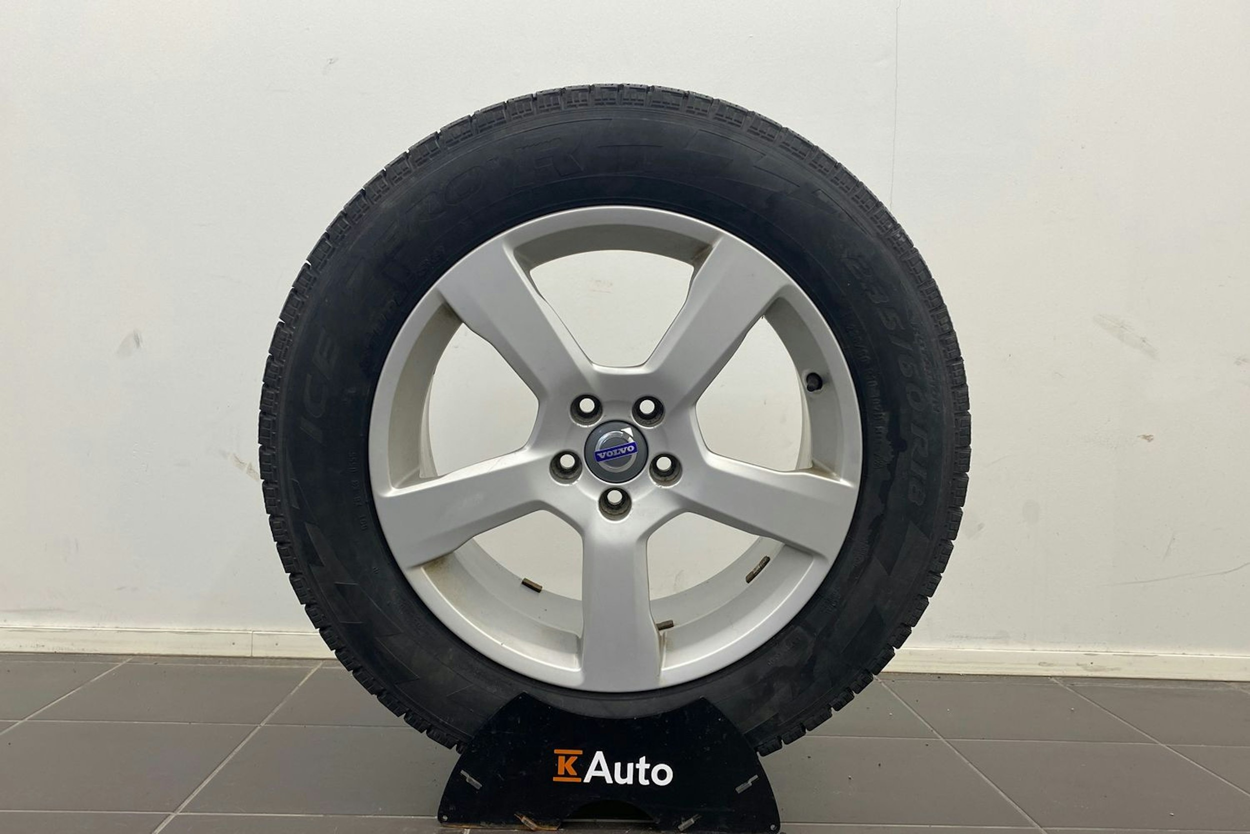 punainen Volvo XC60 2017 kuva 13.