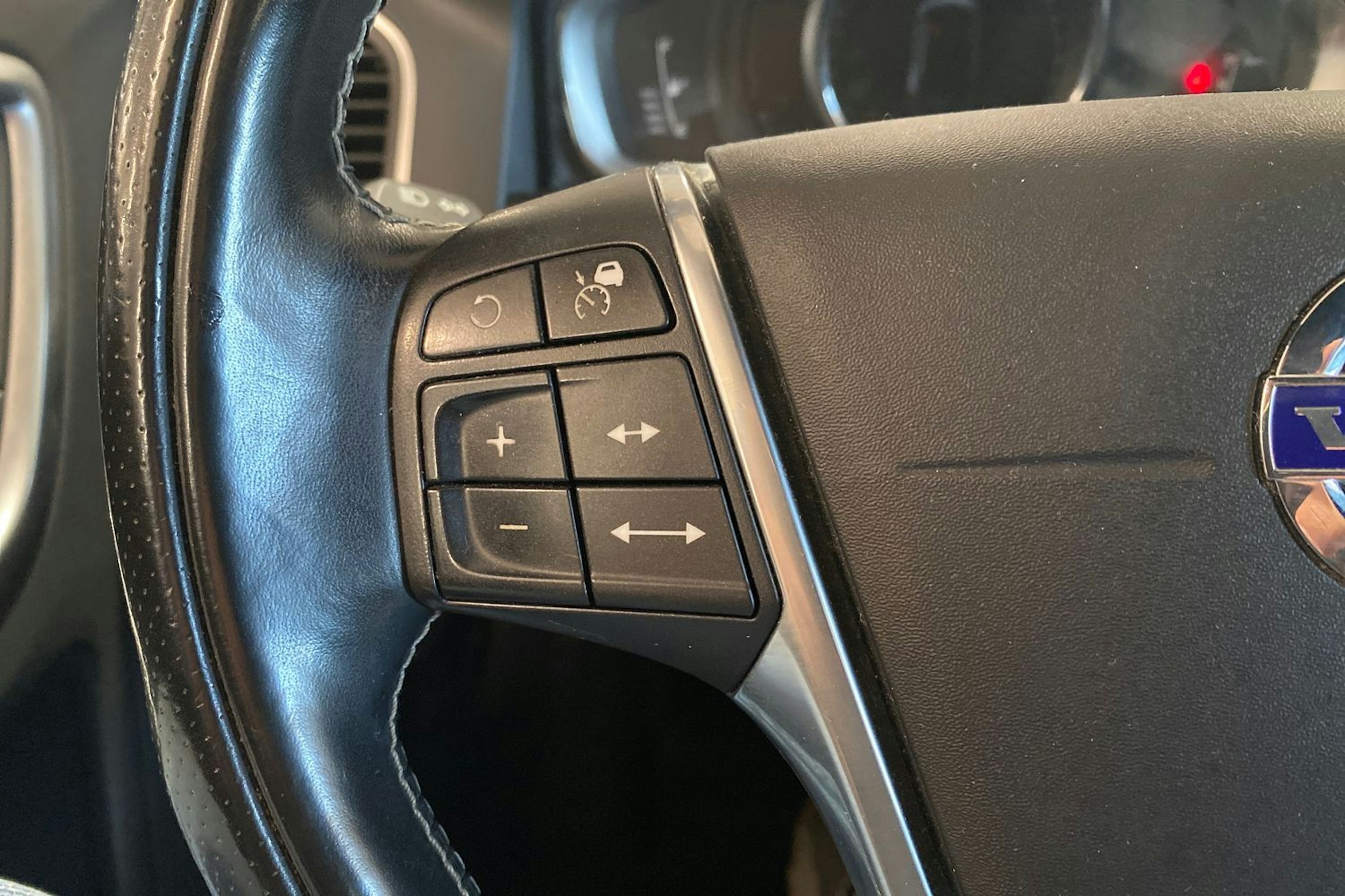 punainen Volvo XC60 2017 kuva 16.