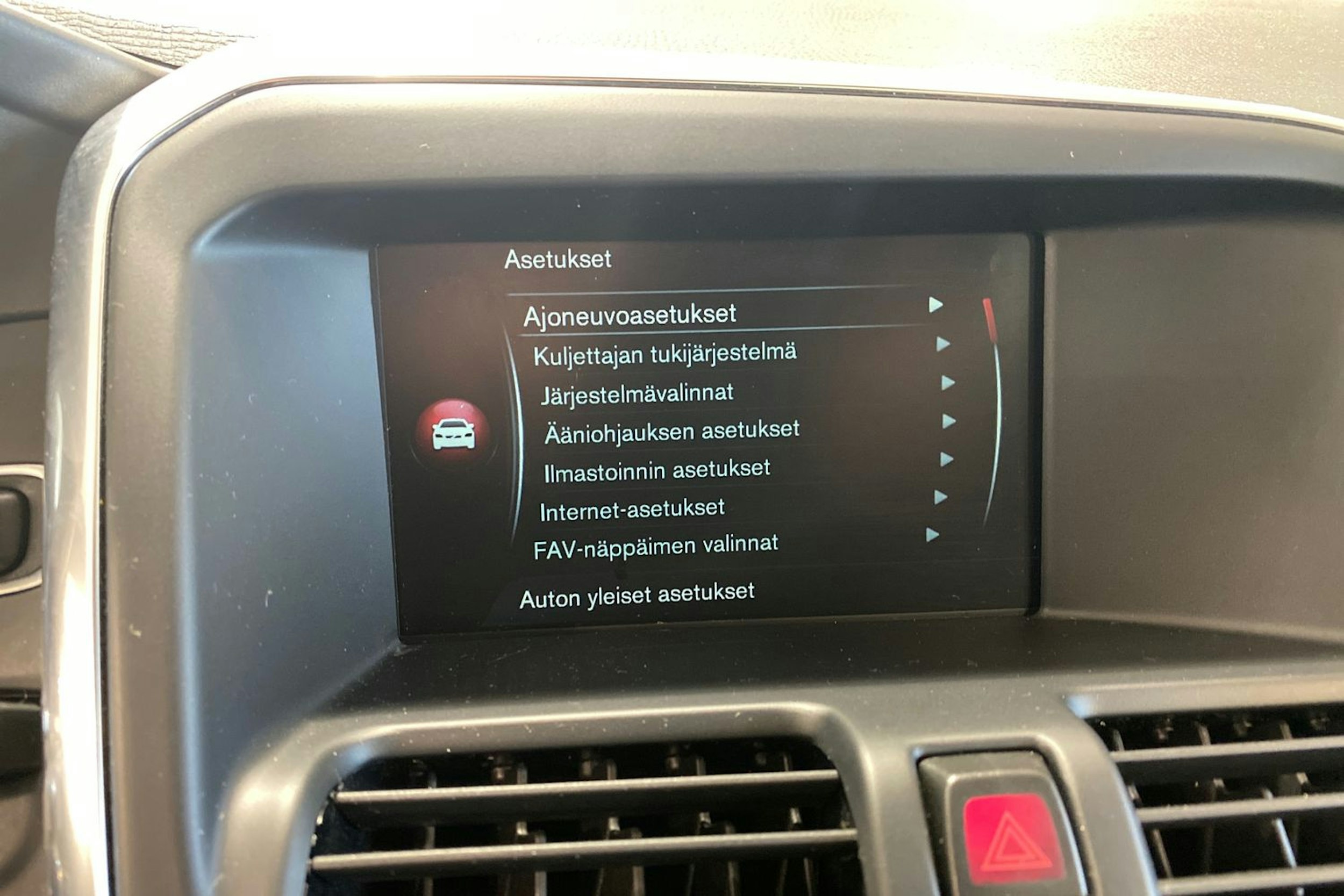 punainen Volvo XC60 2017 kuva 18.