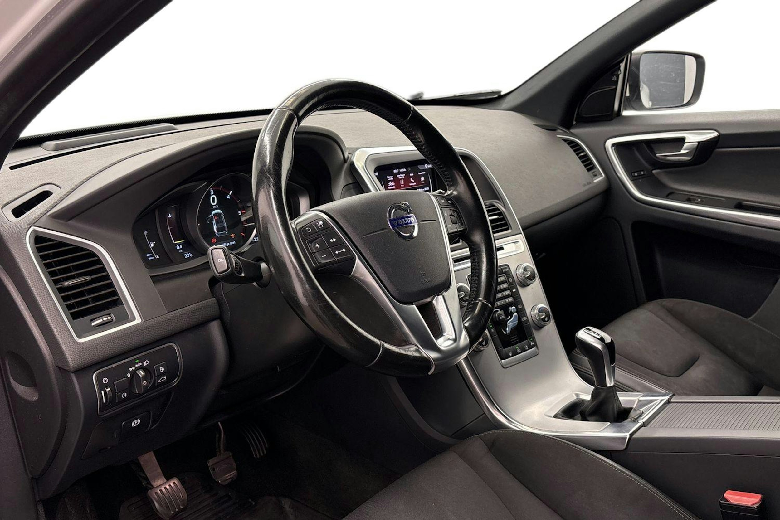 Valkoinen Volvo XC60 2017 kuva 7.