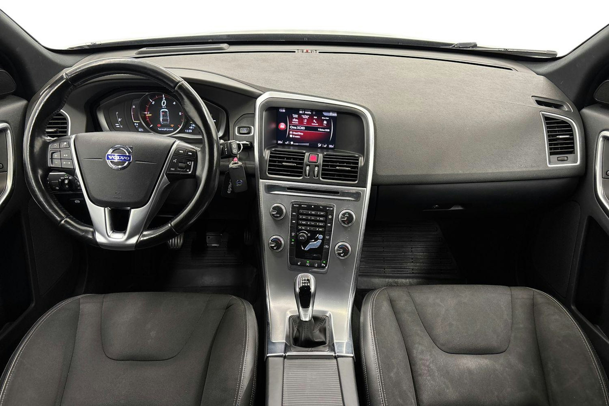 Valkoinen Volvo XC60 2017 kuva 9.