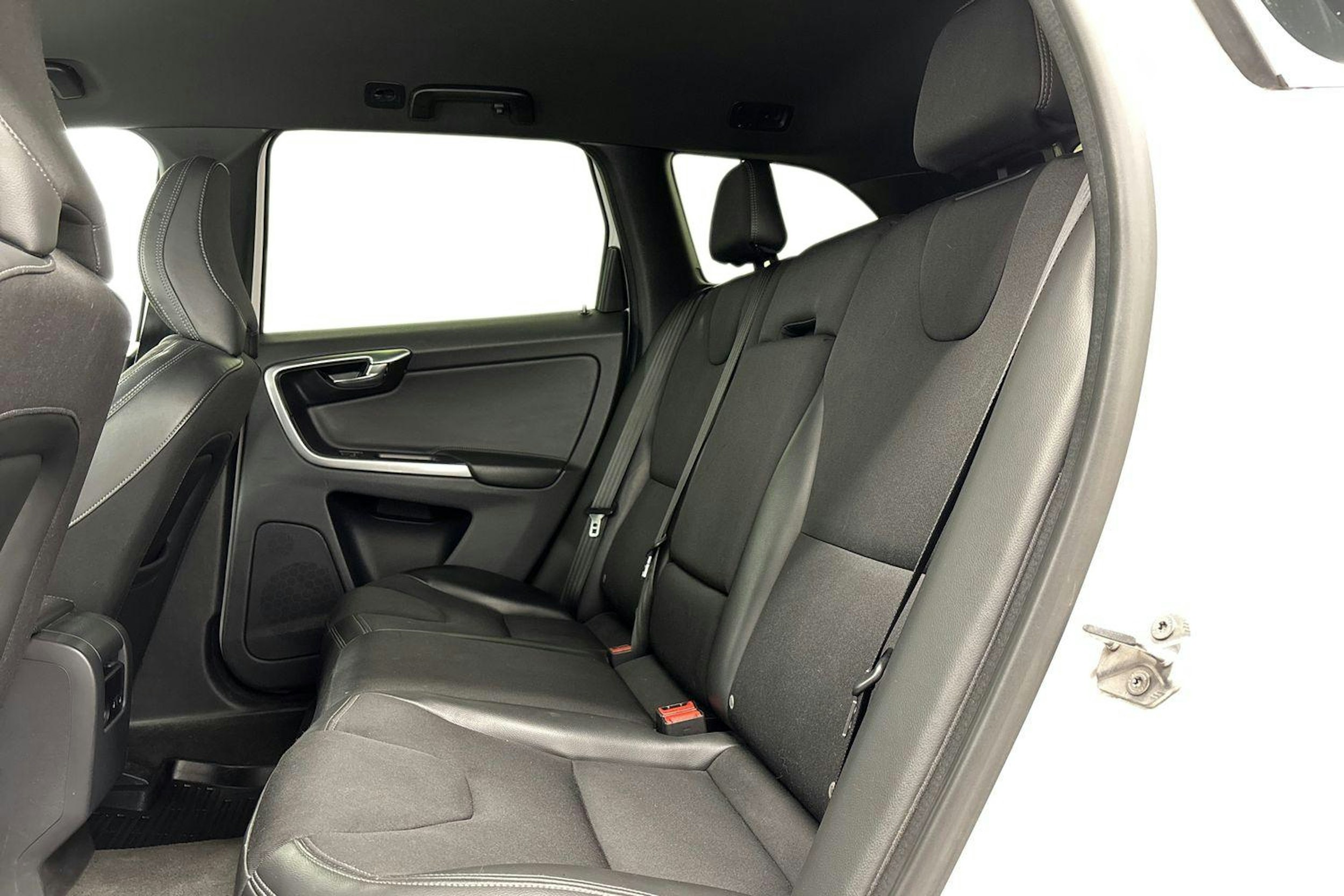 Valkoinen Volvo XC60 2017 kuva 10.