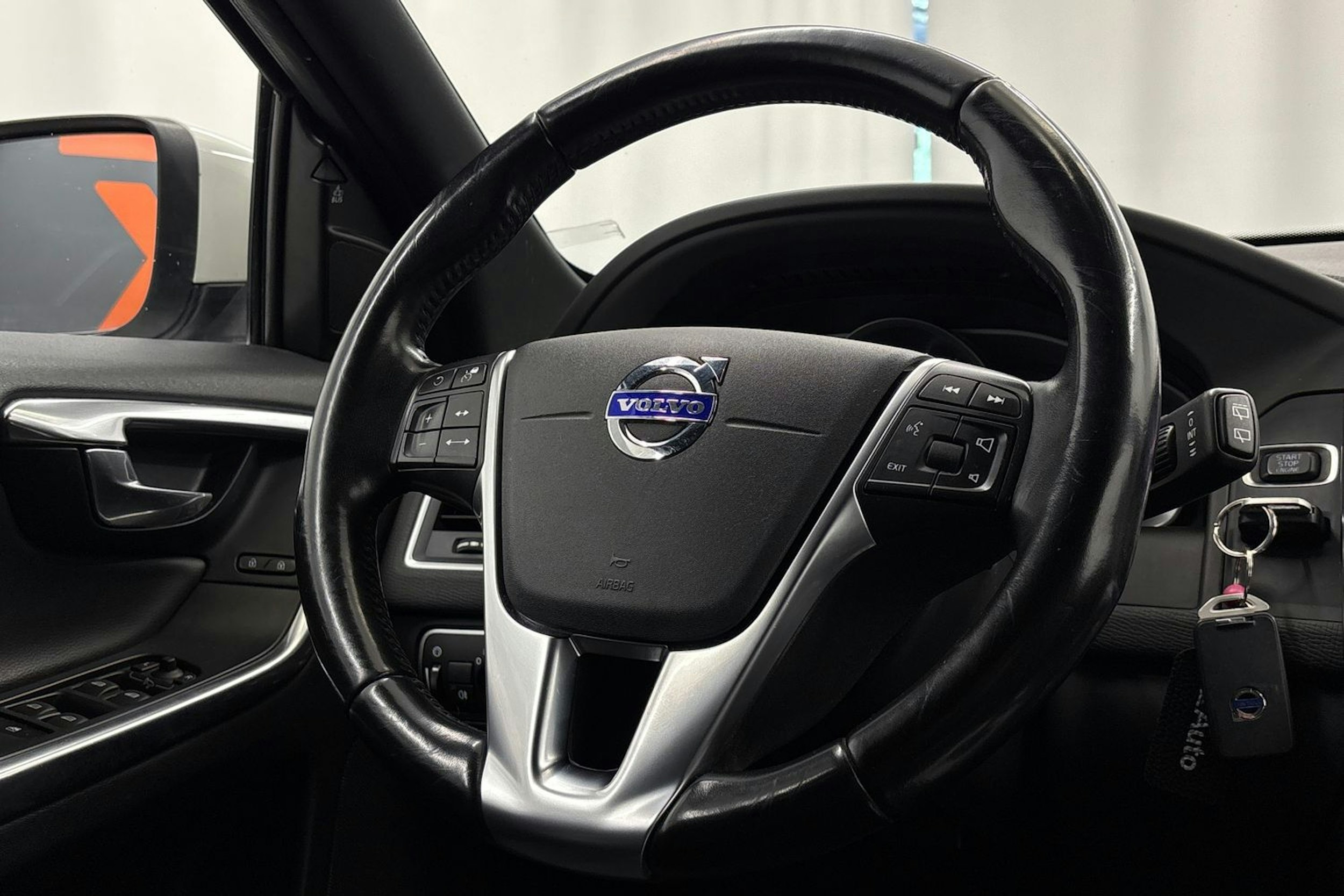 Valkoinen Volvo XC60 2017 kuva 15.
