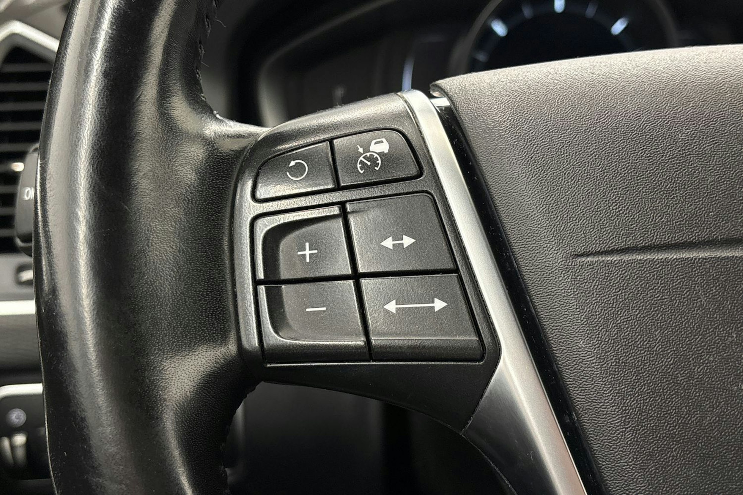 Valkoinen Volvo XC60 2017 kuva 16.