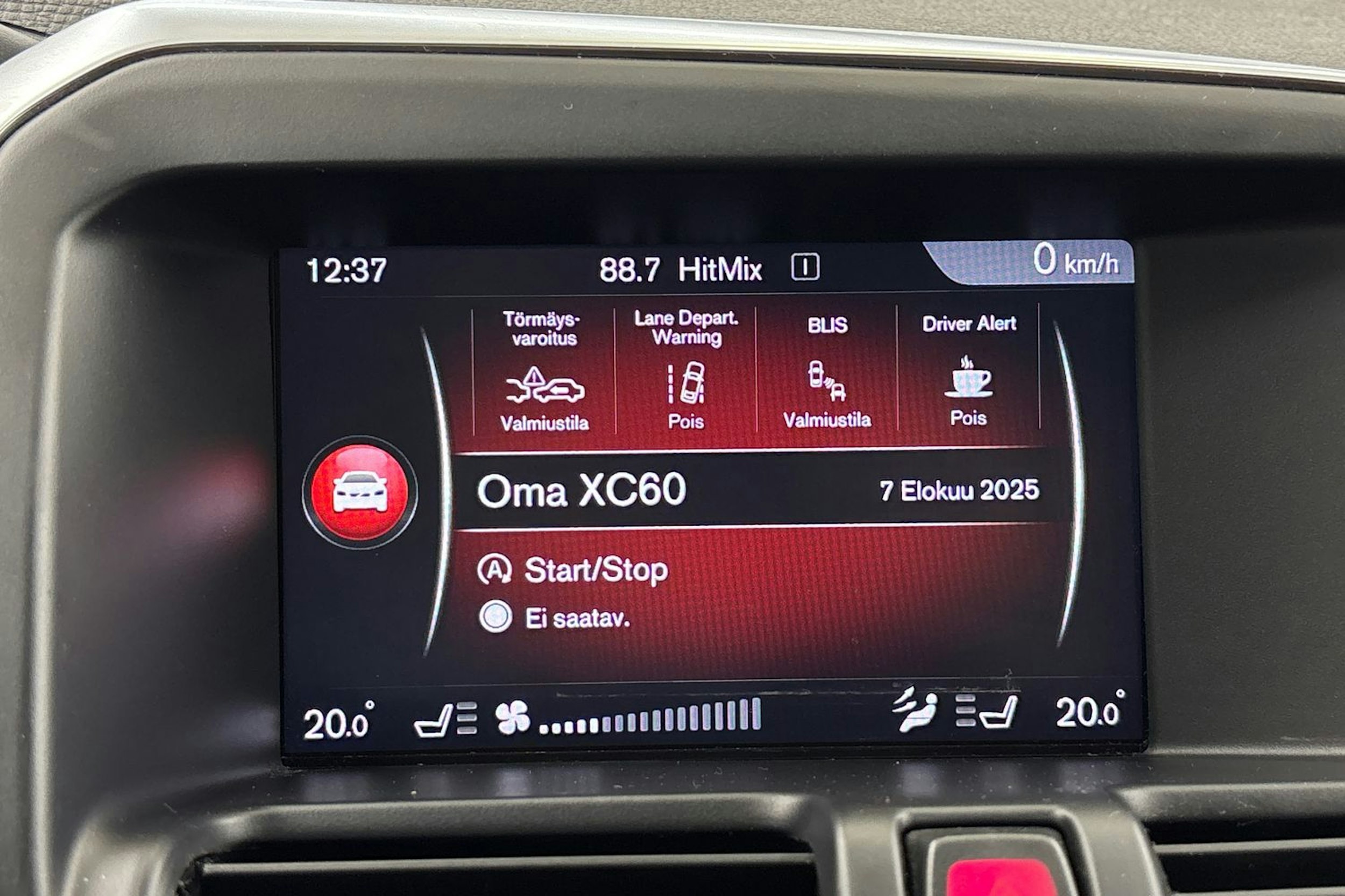 Valkoinen Volvo XC60 2017 kuva 19.