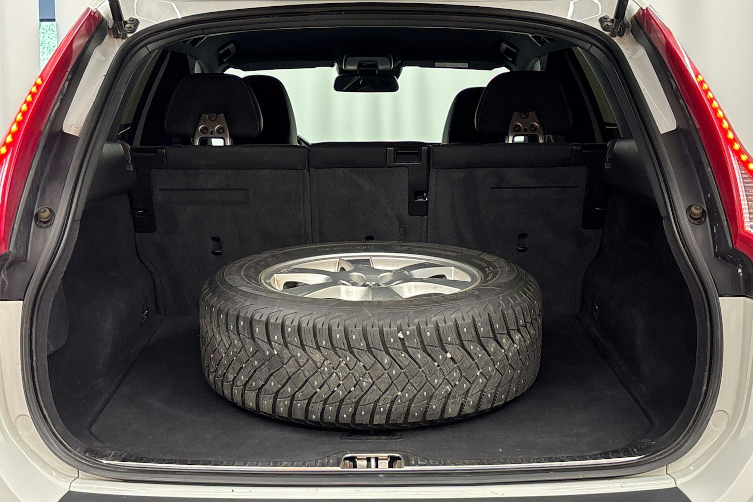 Valkoinen Volvo XC60 2017 kuva 23.