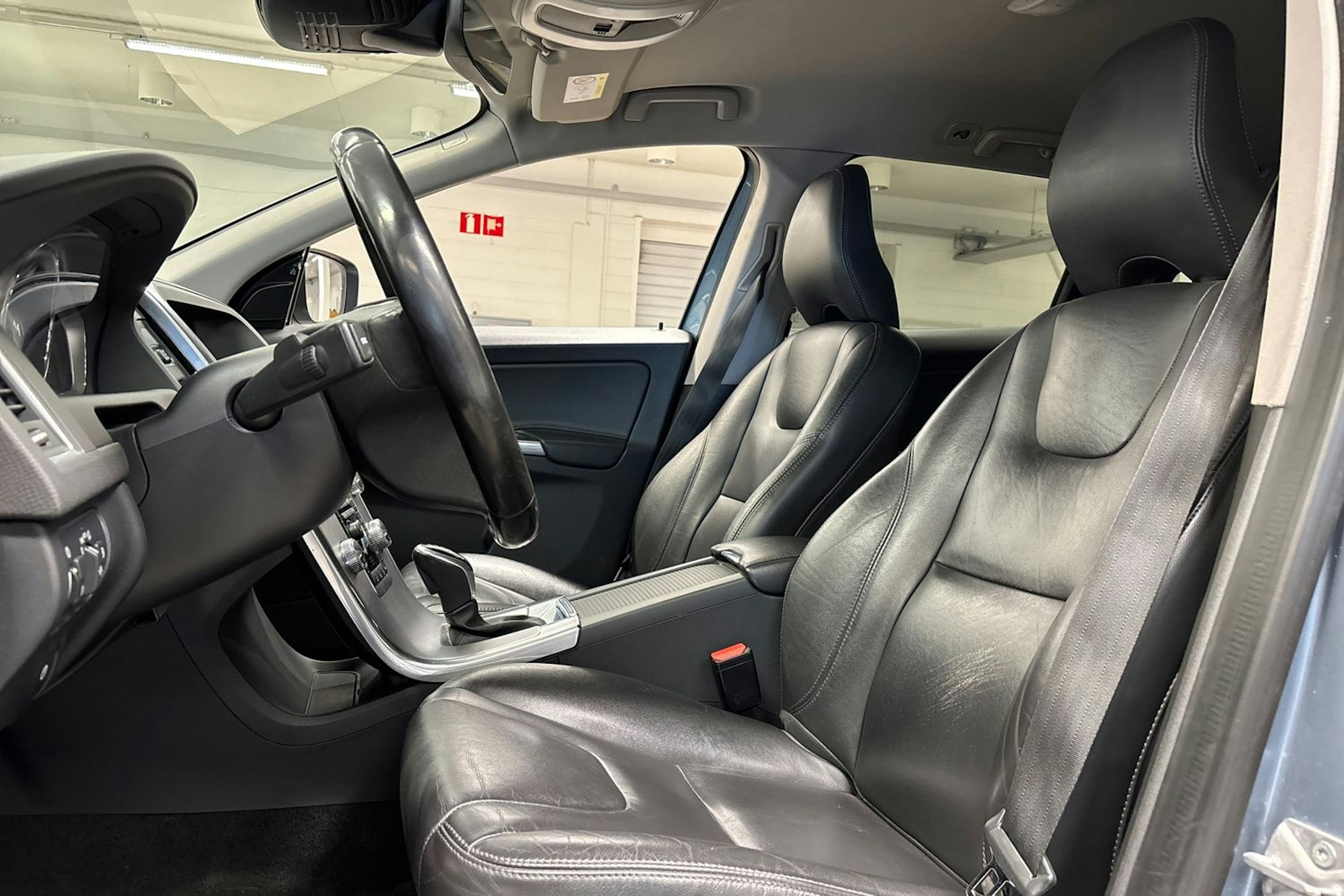 sininen Volvo XC60 2017 kuva 14.