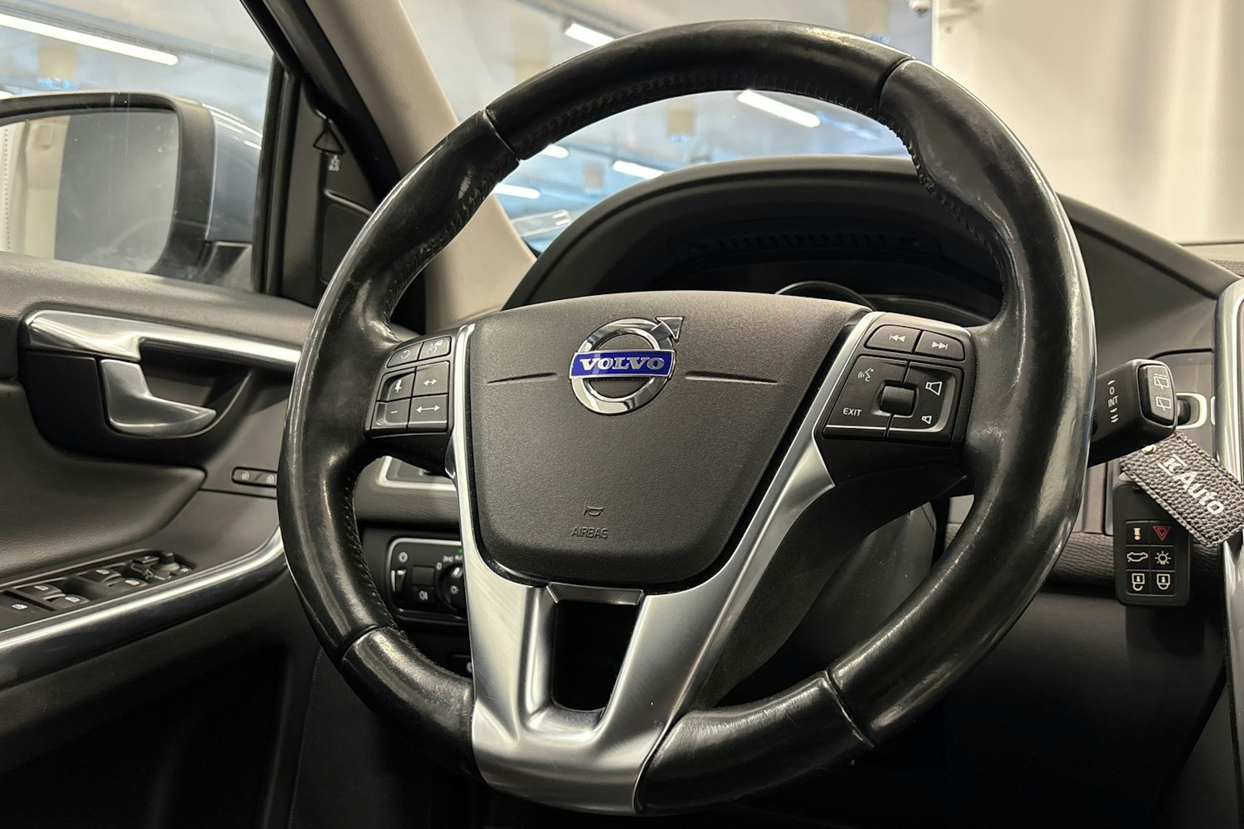 sininen Volvo XC60 2017 kuva 16.