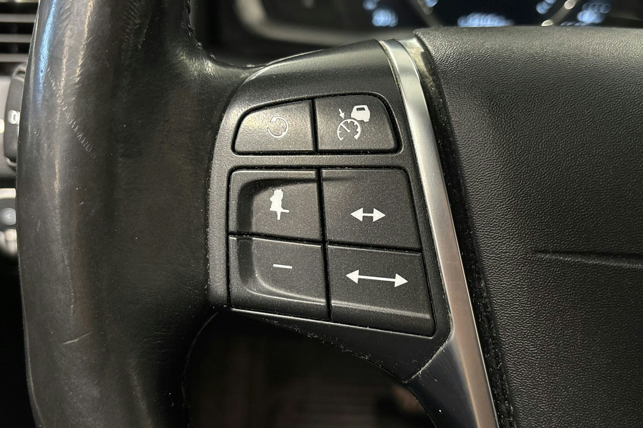 sininen Volvo XC60 2017 kuva 17.