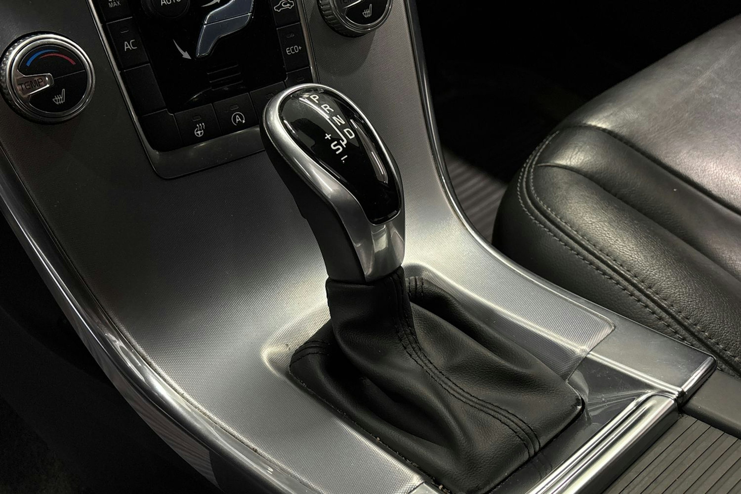 sininen Volvo XC60 2017 kuva 23.