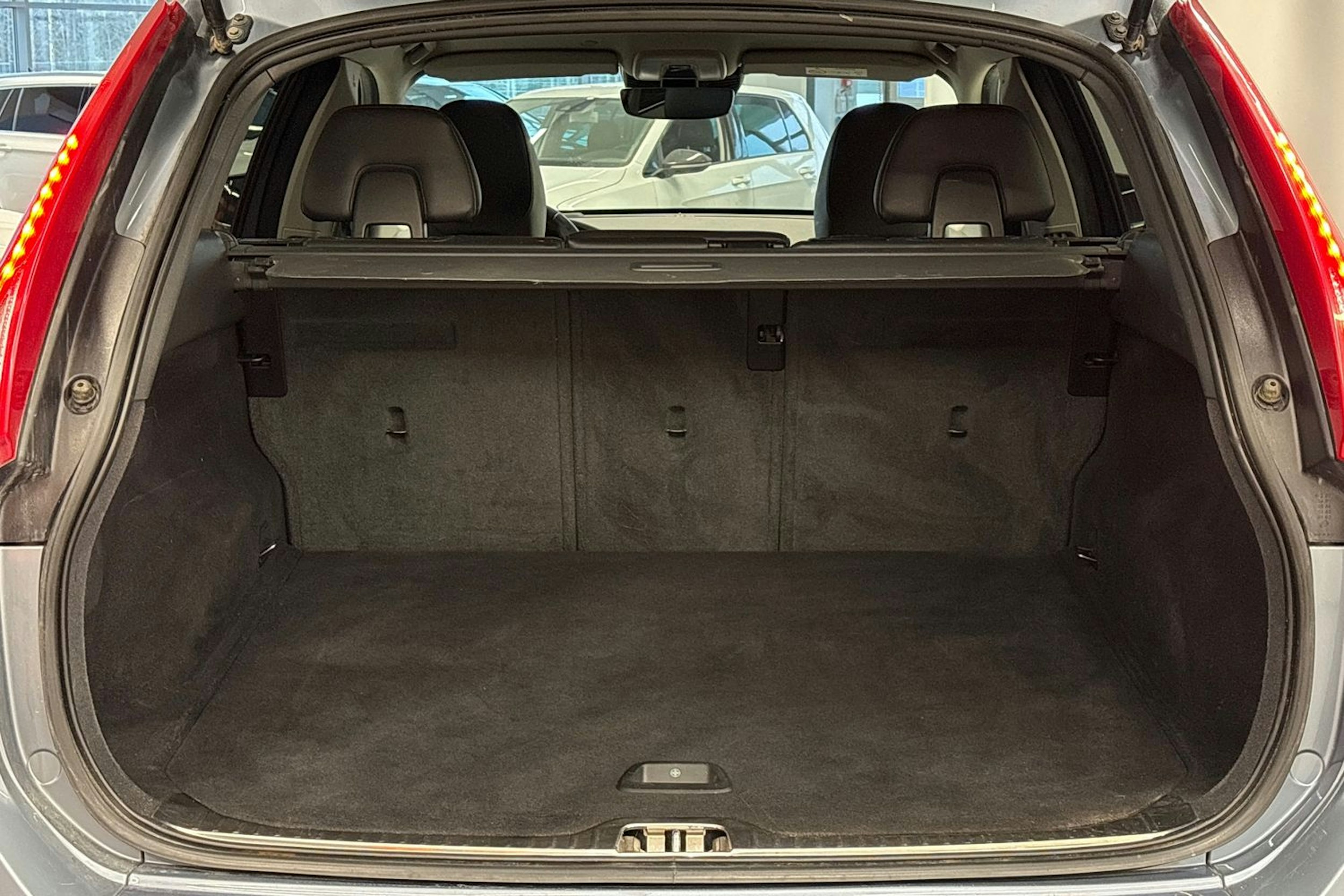 sininen Volvo XC60 2017 kuva 24.